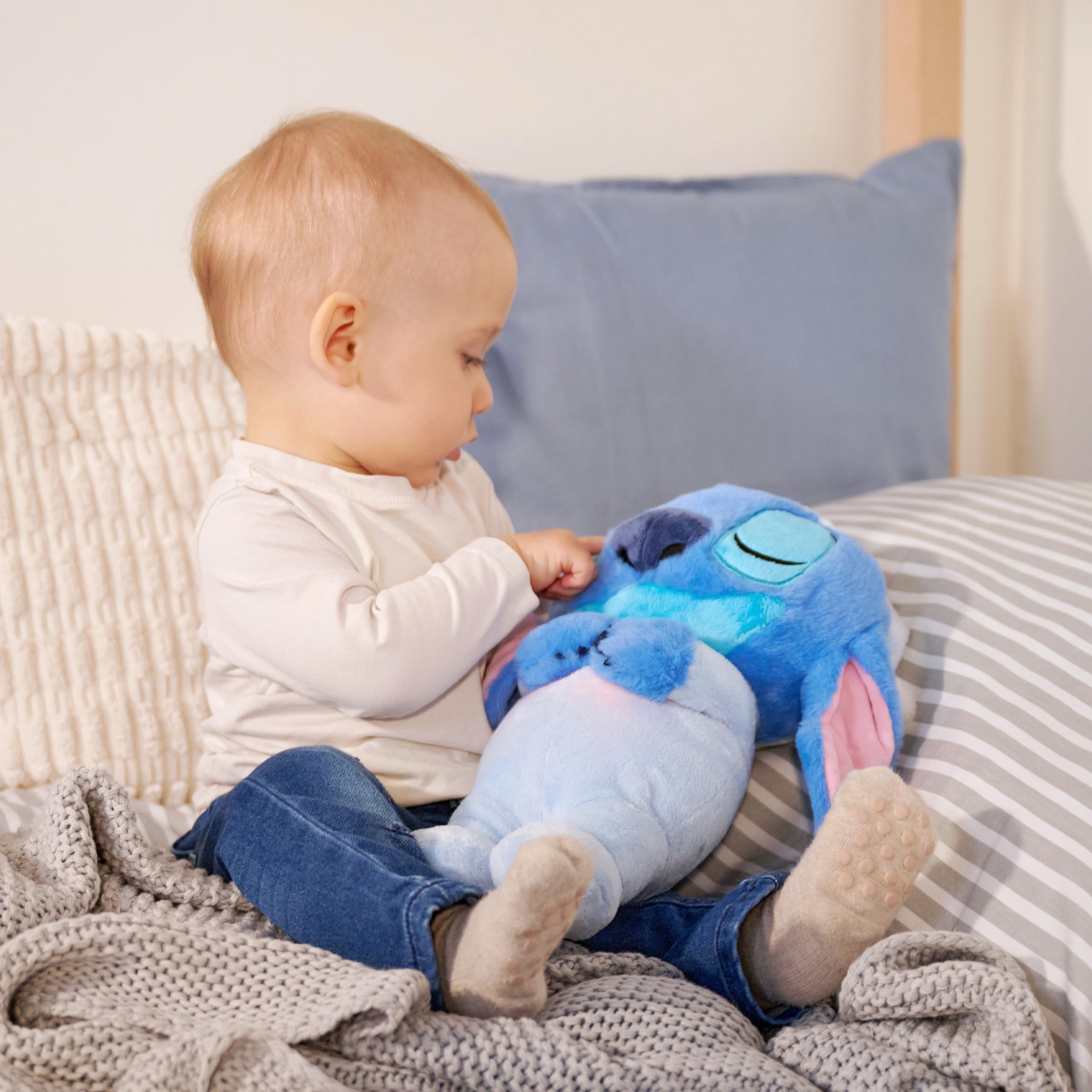 Simba Stitch Plüschtier mit Sound, 31 cm, liegend mit Schlafanzug, Atmung, Licht und entspannende Musik, geeignet ab 0 Monaten, offizielles Disney-Lizenzprodukt 4