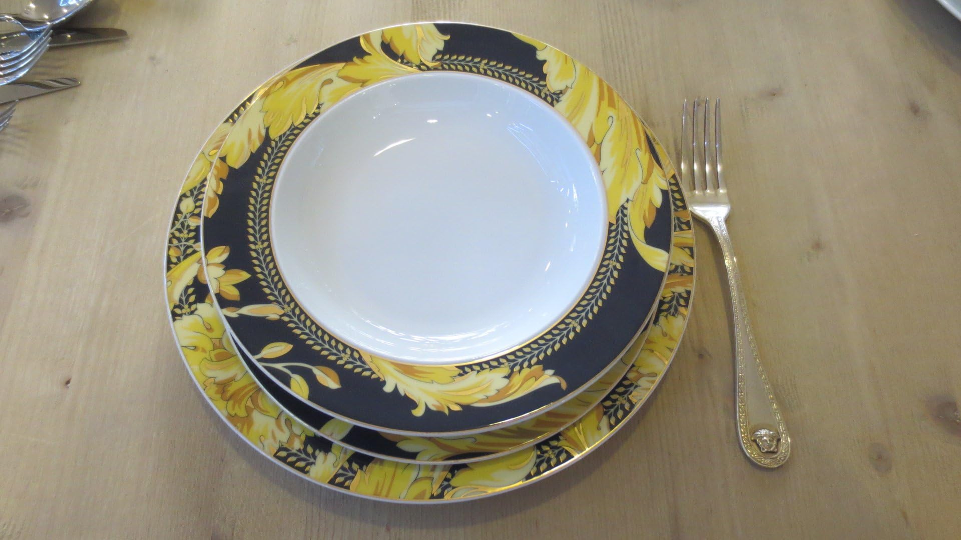 VERSACE SET 4 PEZZI VANITY : (Plate serve cm 30- Dinner plate cm 30- deep plate cm 22- dessert plate cm 22)
