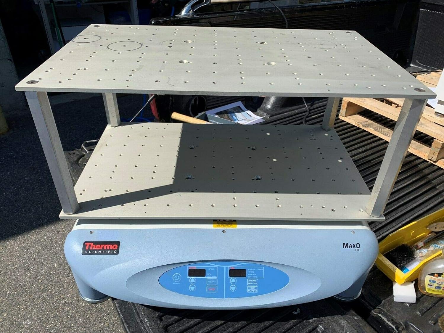 Thermo Scientific SHKE3000 MaxQ 3000 Benchtop Orbital Shaker, 1