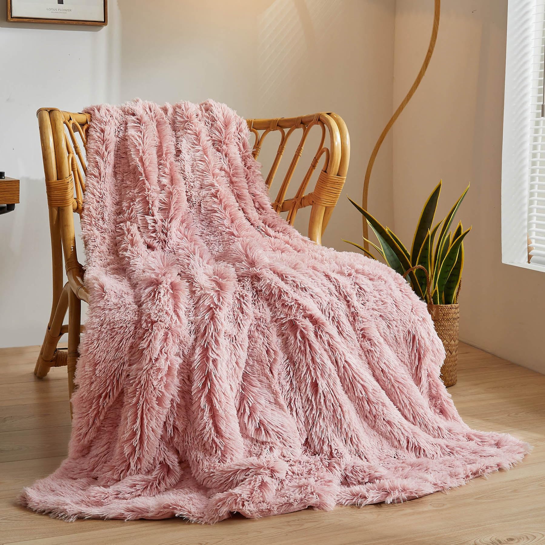 XeGe Plush Faux Fur Throw, Comfy Fuzzy Blanket Single, Luxury Boho Lightweight Couch Throw, Soft Fluffy Shaggy Lap Blanket for Couch Bed Sofa Christmas Housewarming Gift Ombre Pink