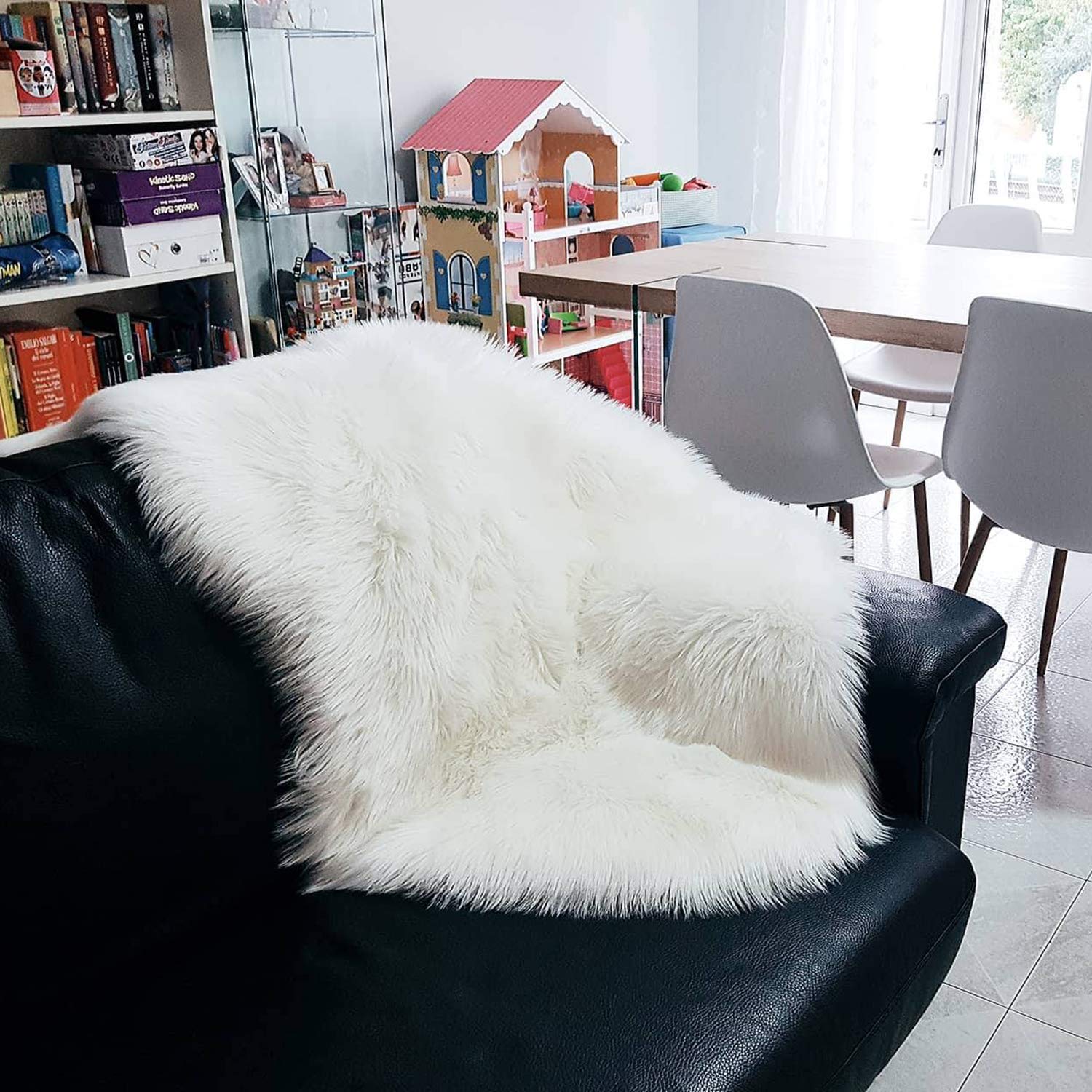 bedee Tapis Mouton Fausse Fourrure, Imitation Moquette Synthetique Belle Doux Poils Longs Décoratif Coussin de Chaise Canapé Tapis Cocooning (70 x 110 cm)