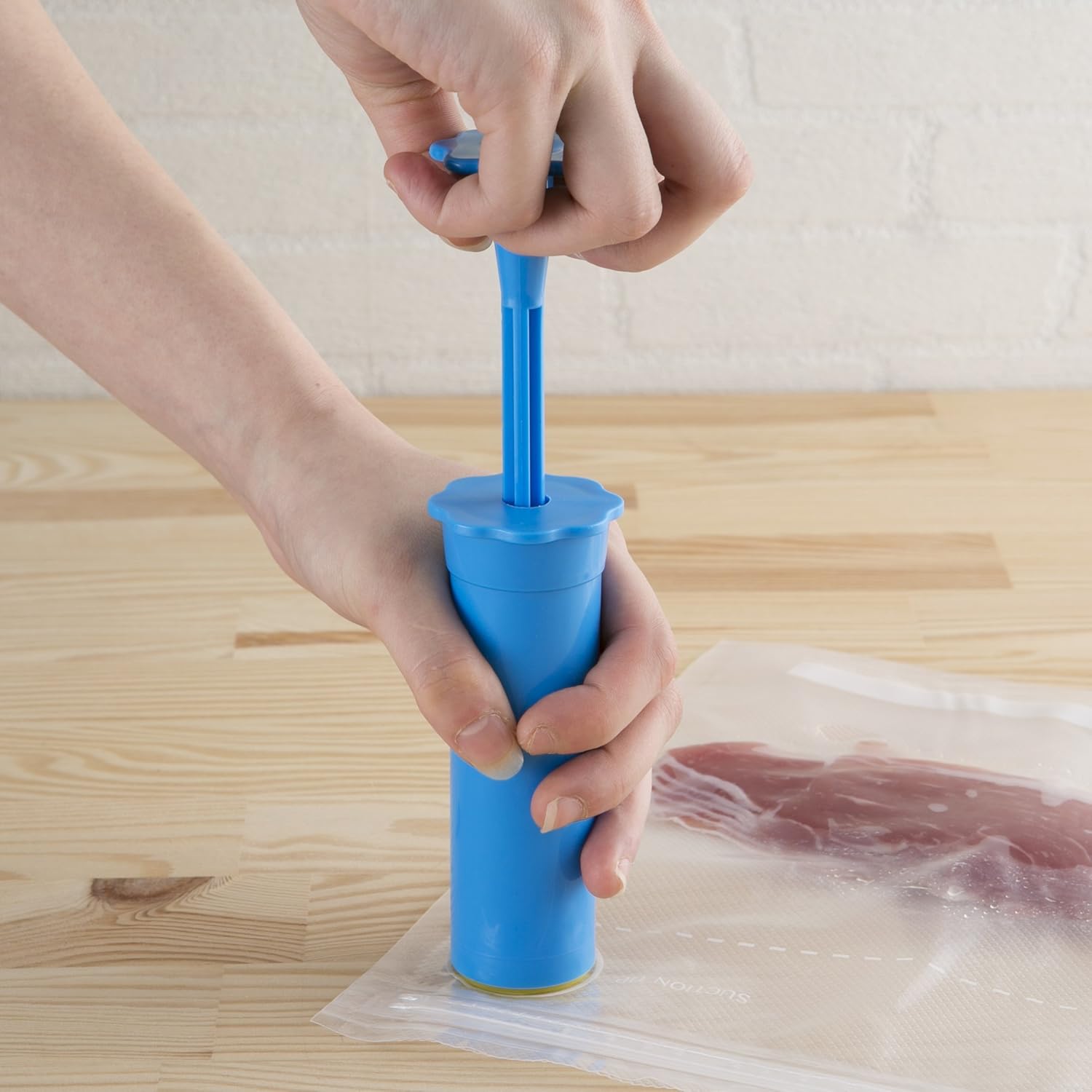 真空器具で袋の中の空気を抜いている様子