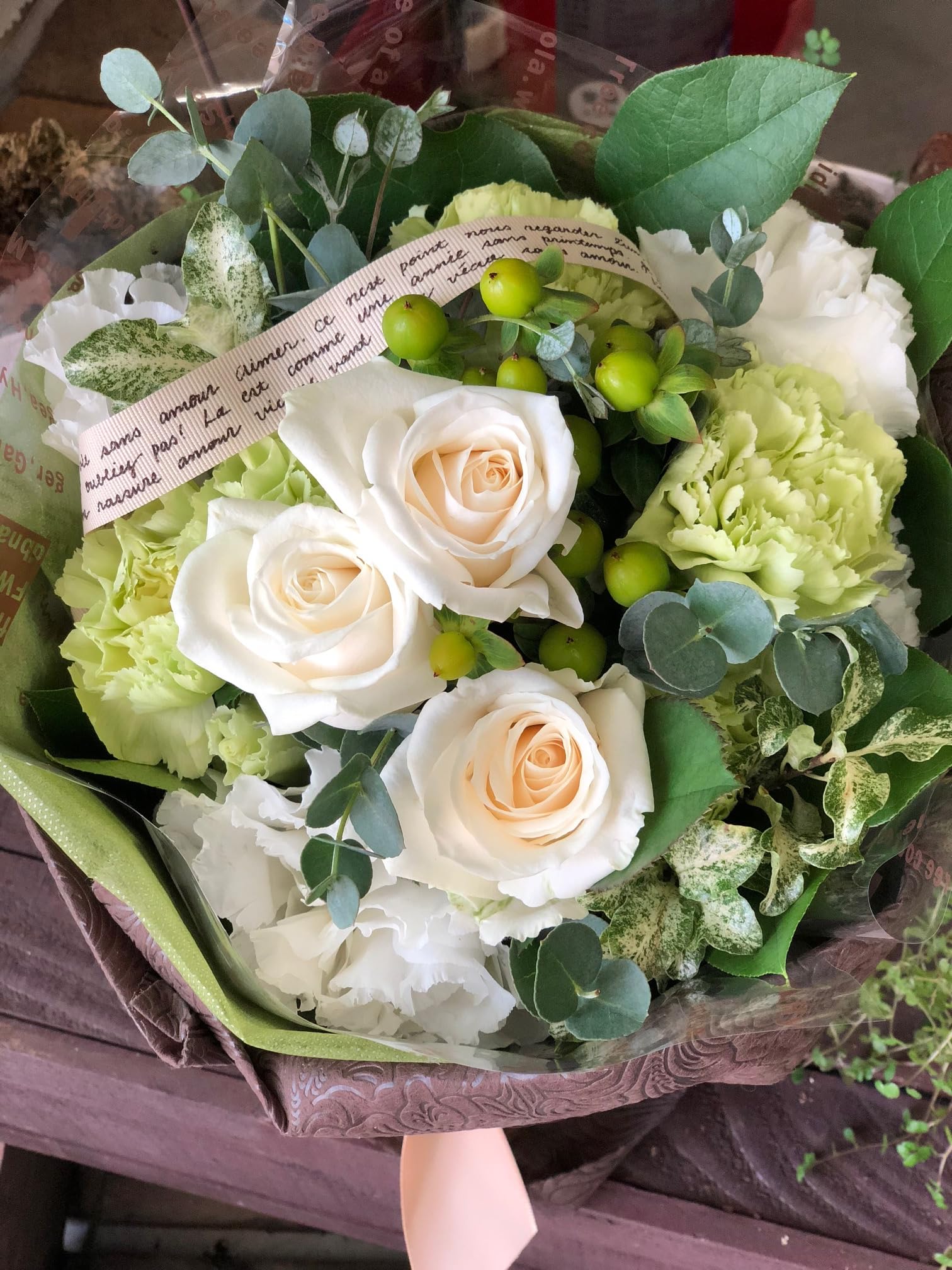【クール便配送】花束 誕生日 生花 指定日配送 花 フラワーギフト そのまま飾れる 母の日 置くだけ 花瓶不要の花束 そのまま飾れるブーケ 水かえ不要 選べる６色 誕生日 プレゼント 還暦祝い 退職祝い 送別会 お祝い 結婚記念日 (ホワイト＆グリーン)商品画像
