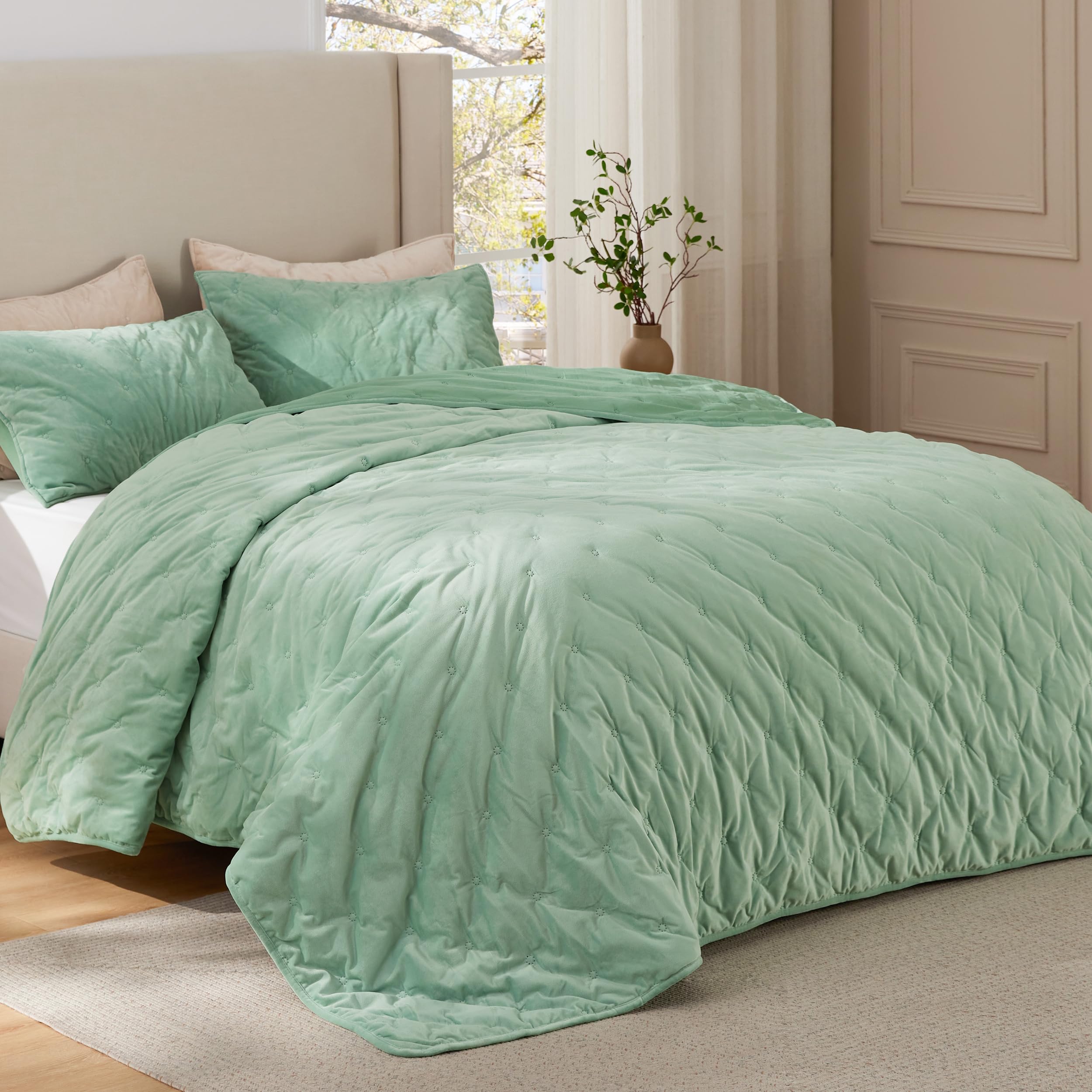 Photo 1 of *** COMFORTER ONLY *** Bedsure Velvet Fleece Comforter Set Queen, Sage Green Lightweight Quilted Bedding Set, Soft Warm Blanket for All Season, 3 Pieces, 1 Comforter (90" x 90") and 2 Pillow Shams (20" x 26")