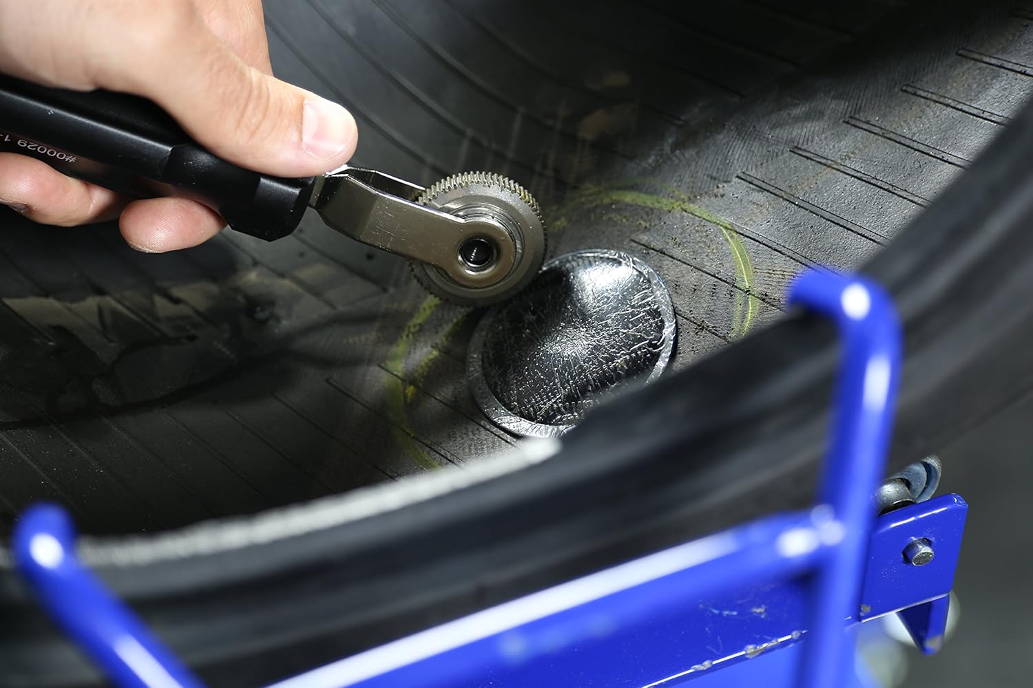 Steelman Tire and Tube Patch Auto Repair Stitcher Tool, Prevents Air Bubbles from Compromising Patch Job During RMA-Approved Flat Tire Repairs, Defined Teeth, 1 1/2-inch Wheel: Automotive