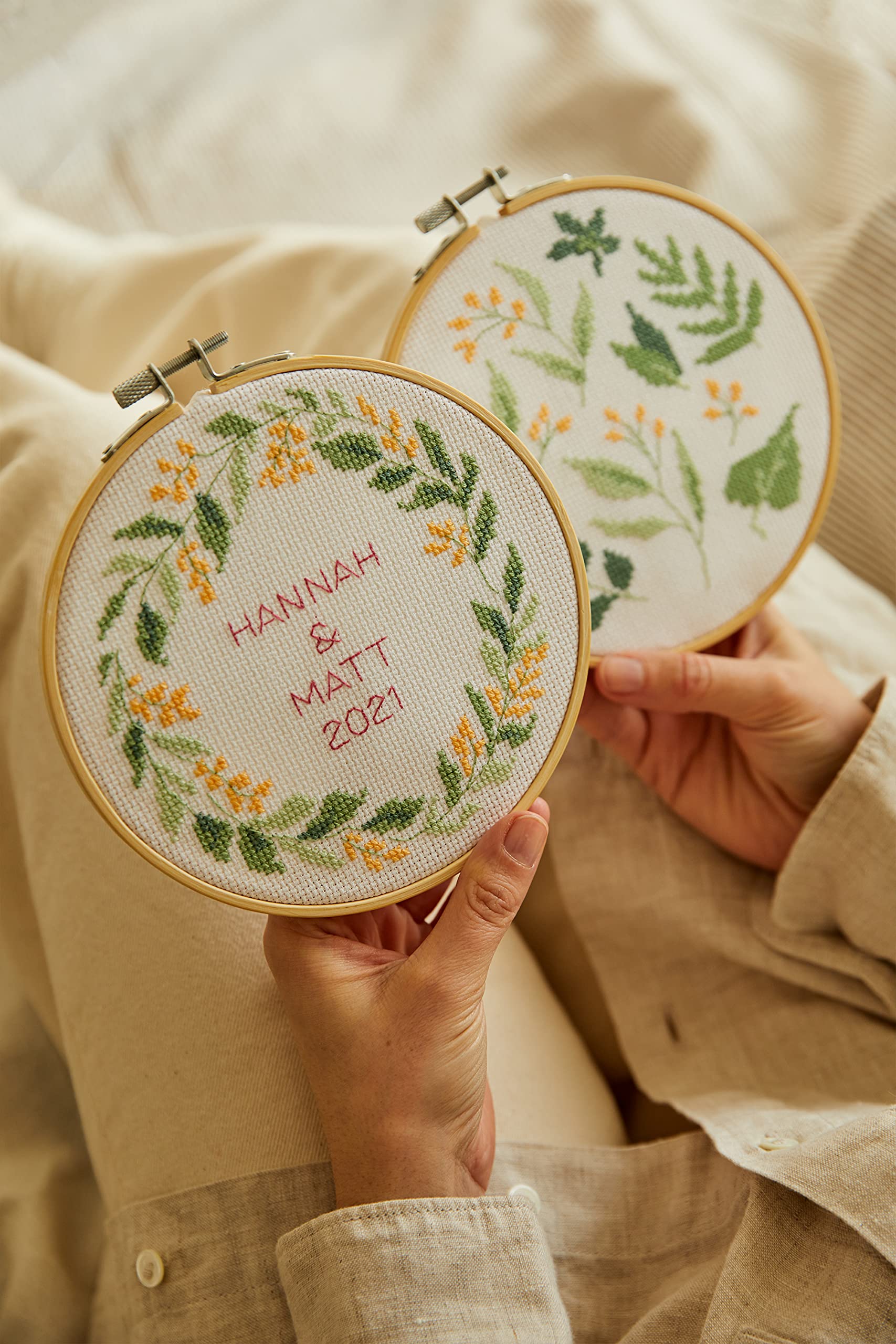 DMC Serene Leaves Cross Stitch Duo Kit, Includes 5 Skeins of Stranded Cotton, 2 Pieces of 14ct Aida Fabric, Embroidery Needle, Wooden Hoop and Instructions