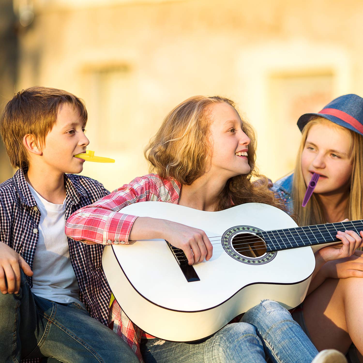 игра на музыкальных инструментах. мальчик с гитарой. гитарист на природе. детская фотосессия с гитарой на природе. Resting near guitar.