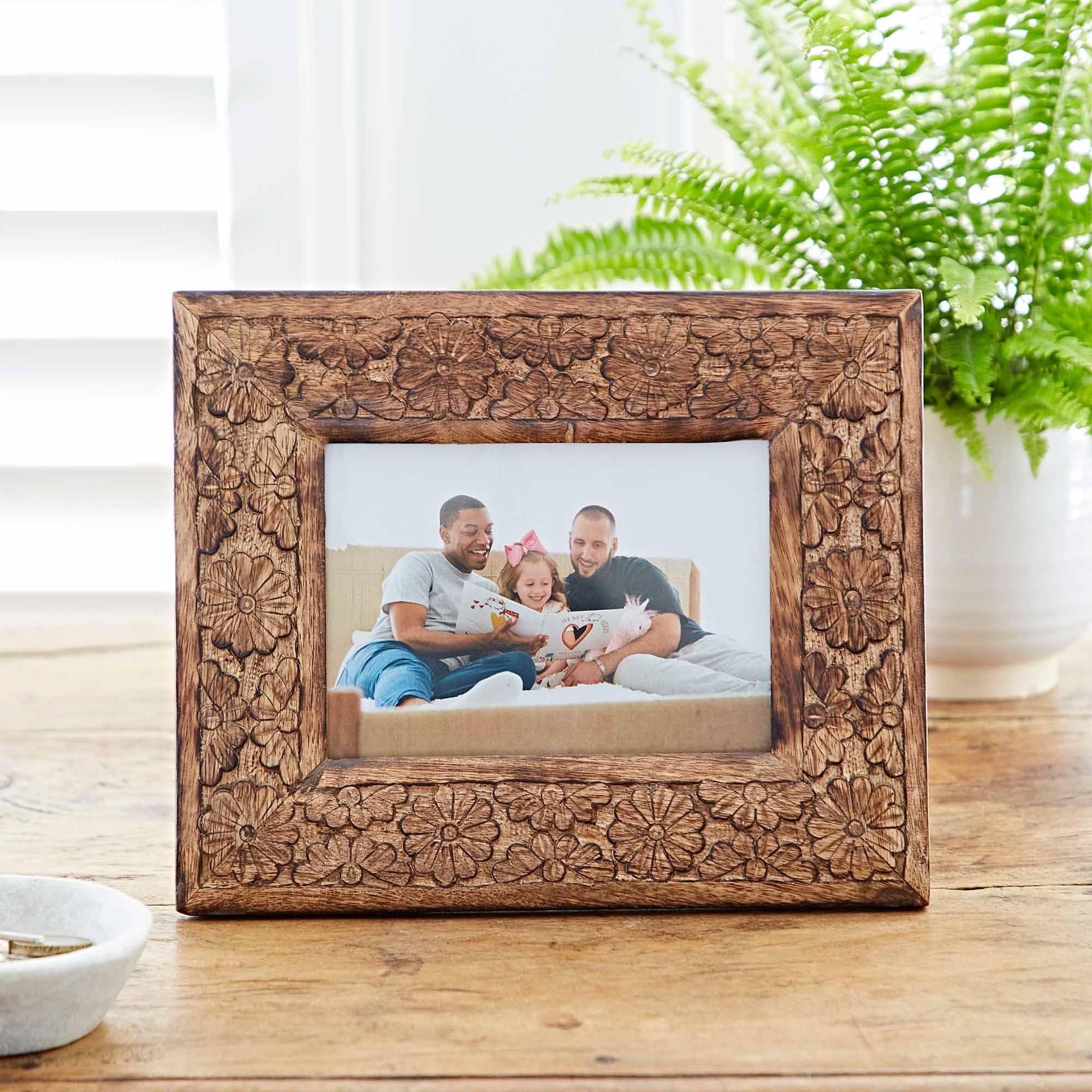 Carved Mango Wood Photo Frame | 7 x 5 Inches | Sustainable Wooden Picture Frame | Hand Carved Flower Frames | Fair Trade and Handmade Gifts for Men and Women