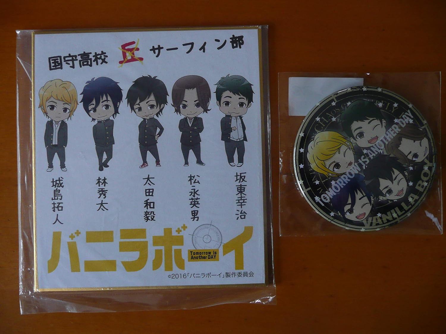 Amazon バニラボーイ トゥモロー イズ アナザーデイ 缶バッジ ミニ色紙 Sixtones ジャニーズグッズ アイドル 芸能人グッズ 通販