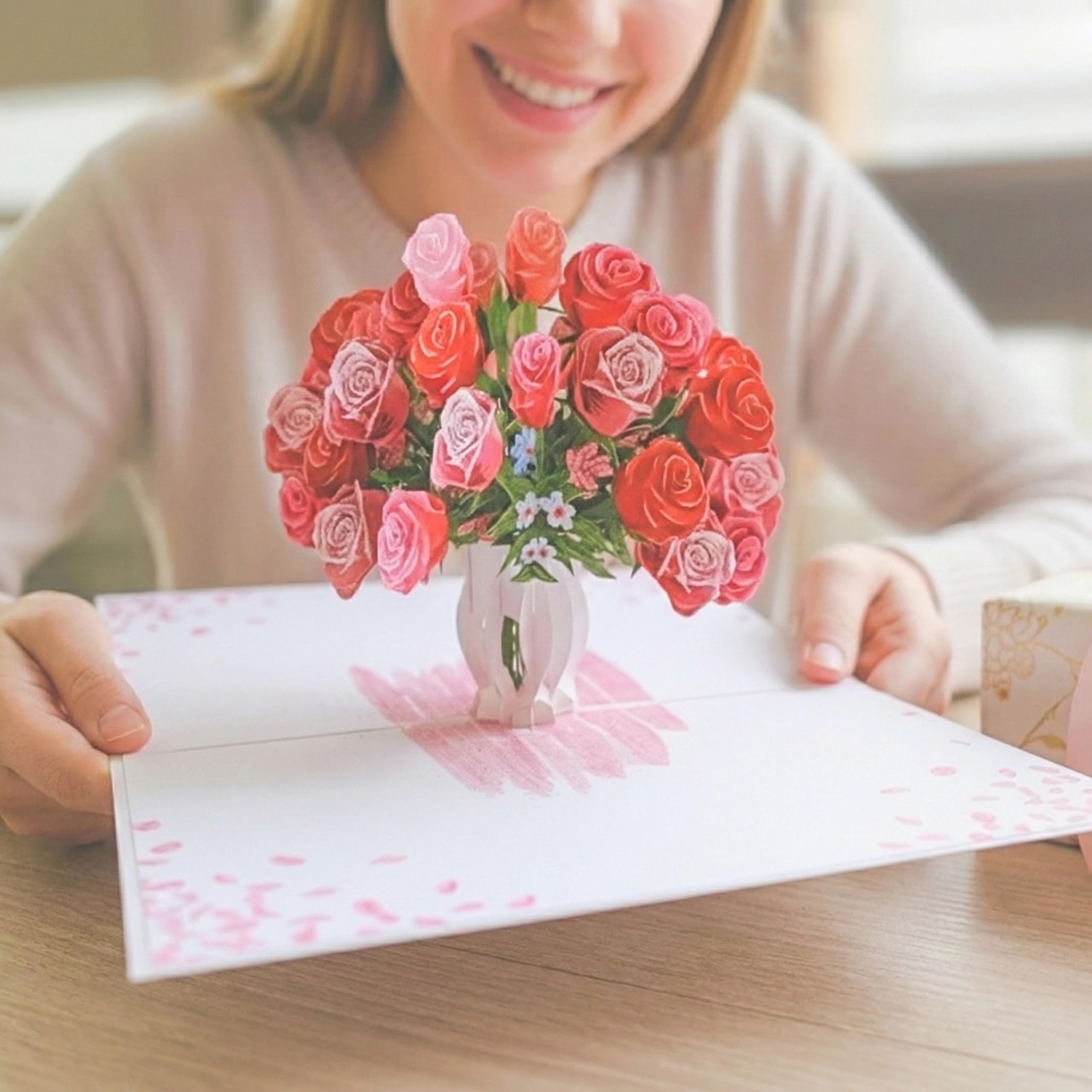 Magic Moments® Pop Up Karte Blumenstrauß mit roten Rosen – Besondere Valentinstag Karte, 3D Geburtstagskarte für Frau, Freundin, Mama – Glückwunschkarte zum Hochzeitstag, Jahrestag inkl. Umschlag 2