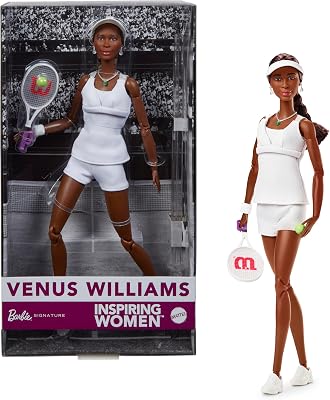 Colección Inspiring Women Venus Williams Muñeca de Moda con equipación de Tenis característica y Raqueta, Incluye Embalaje para exposición, HRM49