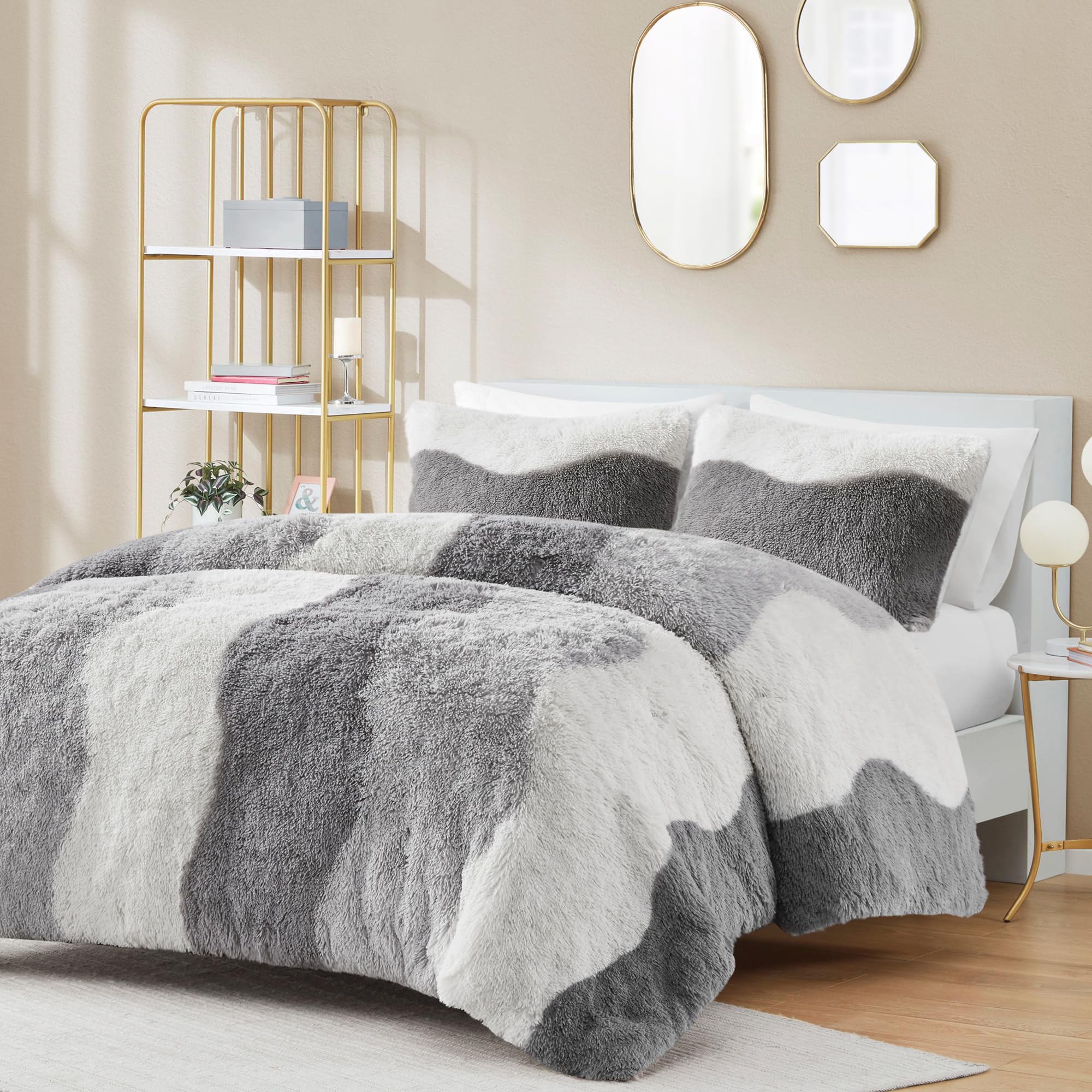 Intelligent Design Shaggy Faux Fur Comforter Set, Cozy & Soft Long Fur with Ombre Color Waves Pattern, Modern All Season Down Alternative Bed Set with Matching Sham, Cassie Twin/Twin XL Grey 2 Piece Image