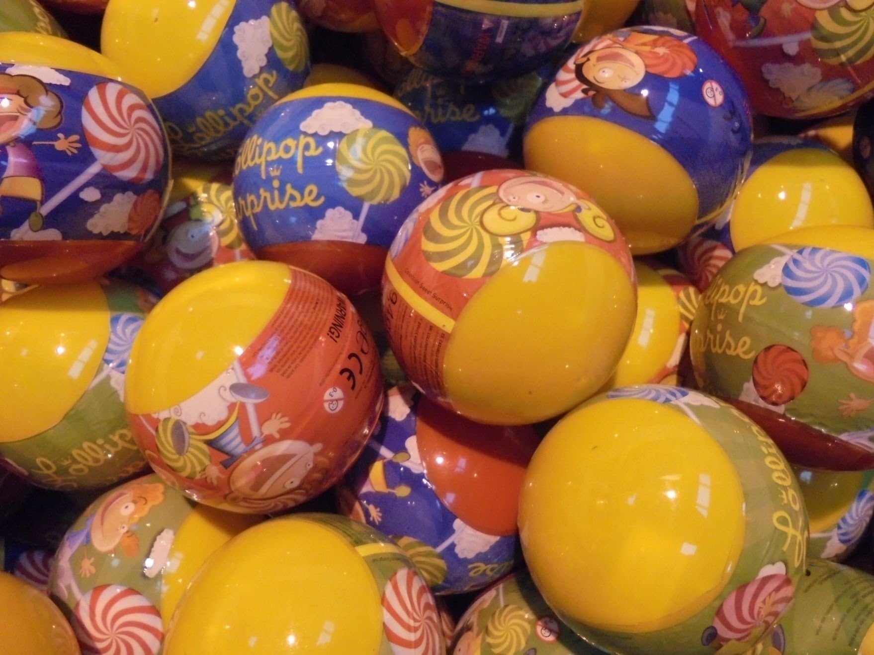 10 x Lolly / Lollipop And Toy Inside 90mm Surprise Egg, Ideal for Party bag fillers or Pinata prizes, Easter egg hunt prizes.