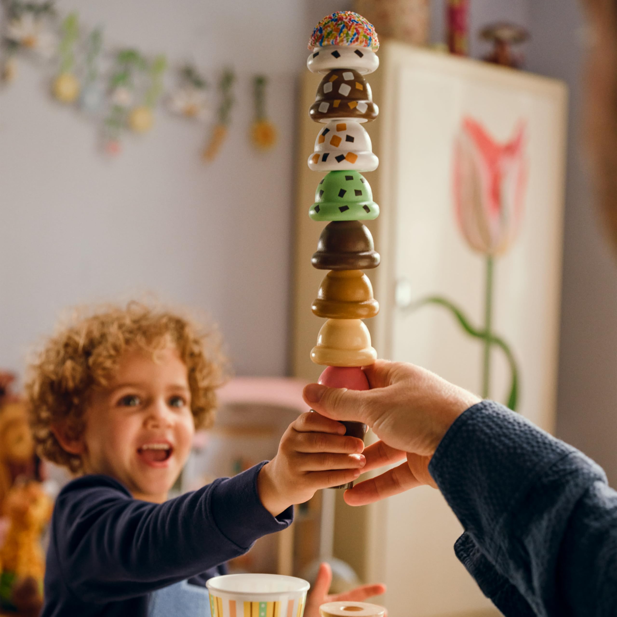 Melissa & Doug - Eisdiele aus Holz, 28-teilig, Für das Eisdielen-Rollenspiel mit 8 Sorten Eiscreme, Eistüten und Eisbecher, Spielgeld inklusive, Für Kinder ab 3 Jahren 7