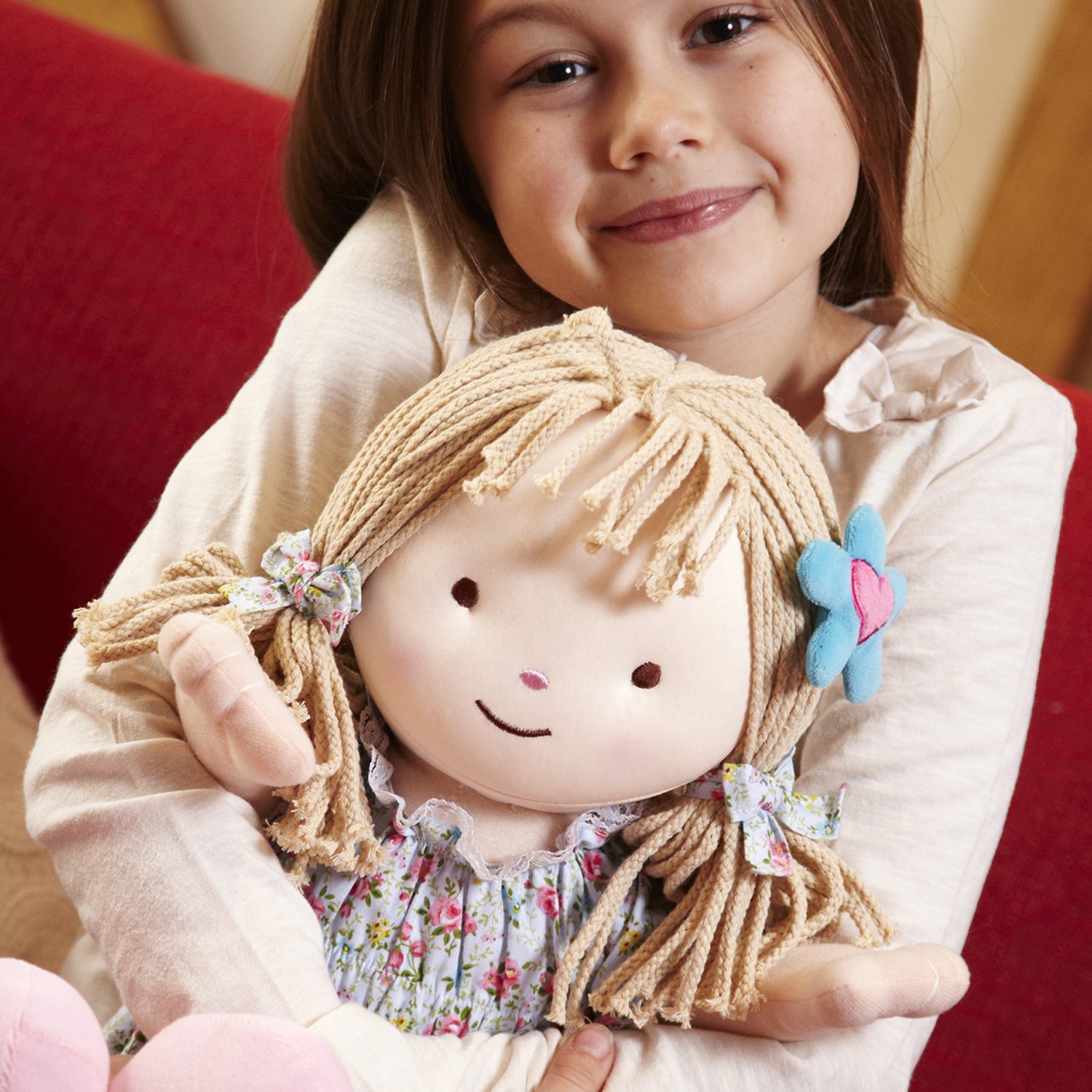 Держи кукла. Девочка держит в руках куклу. Держи кукла. Держи кукла. Девочка держит куклу.