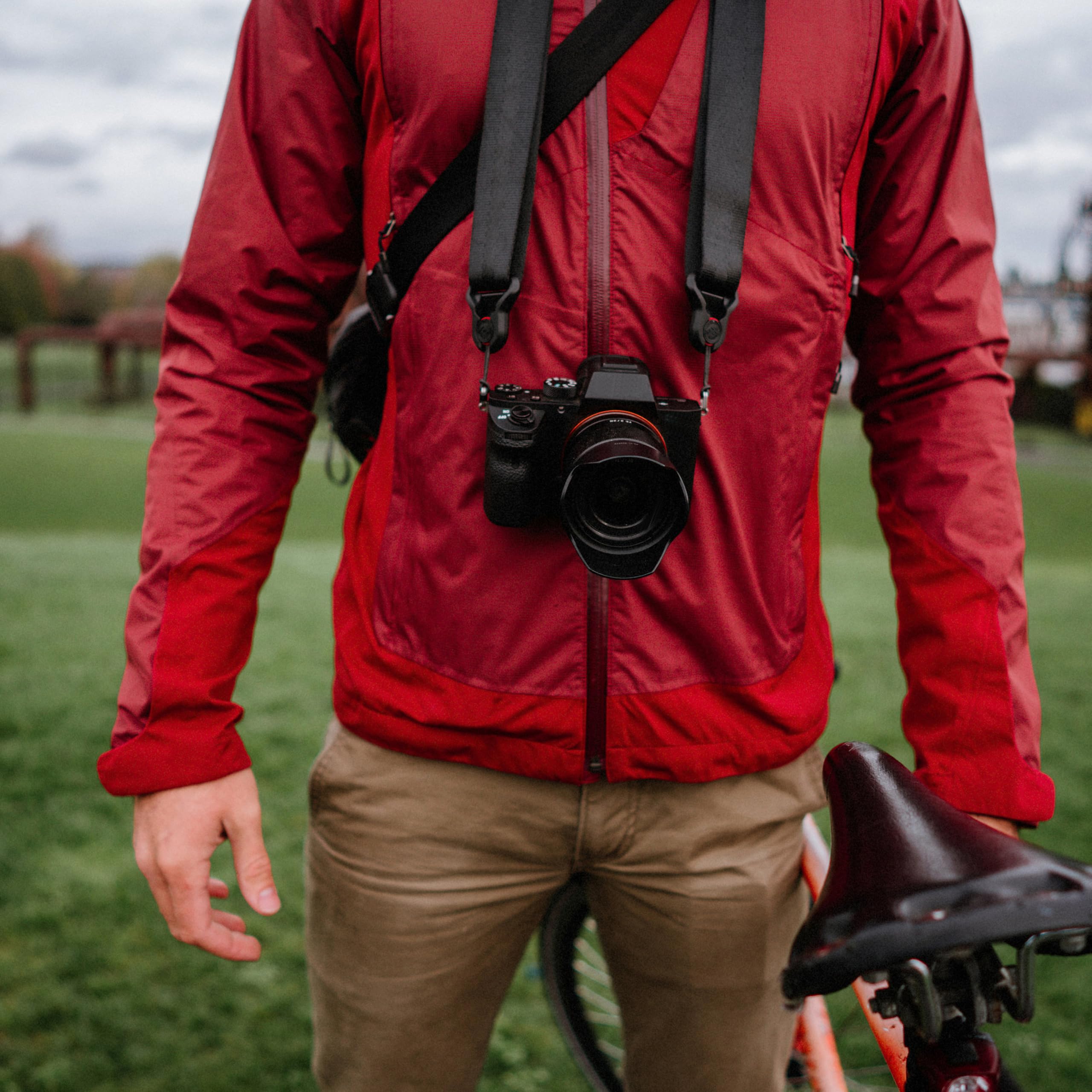 Peak Design Slide Lite Camera Strap, Black, Configurable as a Sling, Neck or Shoulder Strap, Quick Release and Connection, Smooth and Grippy Side, Camera Straps for Photographers, 200 lb Capacity