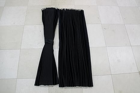 Amazon トラックカーテン トラック用品 仮眠カーテン 大型中型 プリーツ 黒 薄め1級遮光 サイズ巾240ｘ90 丈 2枚入り 防炎加工車検対応 フック金具付き付き トラックの運転席と助手席全面から横までをぐるっと 囲めます 遮光率99 9 だから安心して仮眠できます