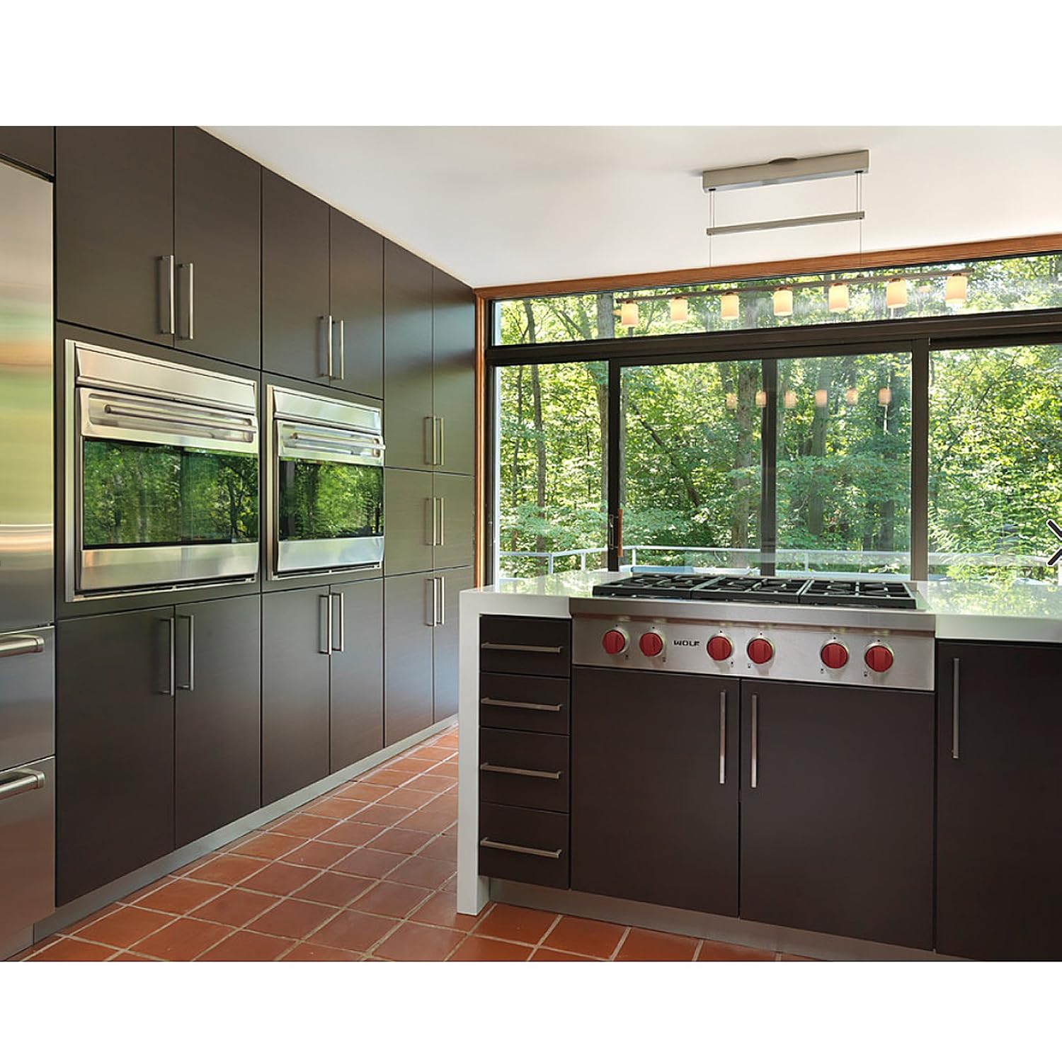 кухня с окном. кухонный гарнитур с мойкой у окна. кухня с окном в частном доме. кухонный гарнитур с окном посередине. кухонный гарнитур с окном.