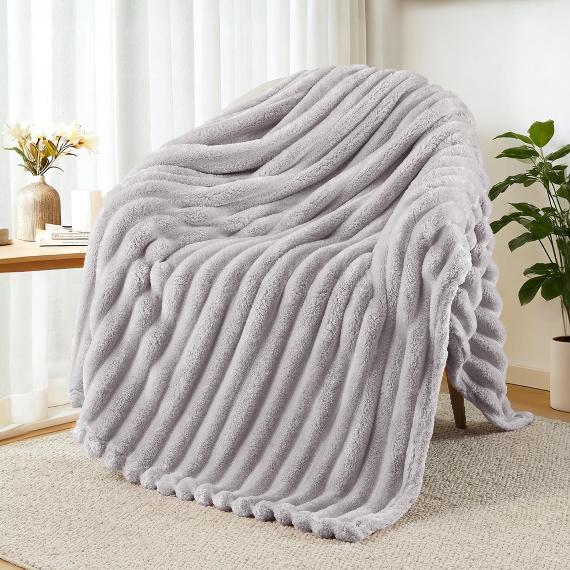 Exclusivo Mezcla Fleece Throw Blanket for Sofa, Super Soft Striped Jacquard Bed Blanket, Lightweight Fuzzy Cozy for All Seasons, 127x152 CM, Light Grey
