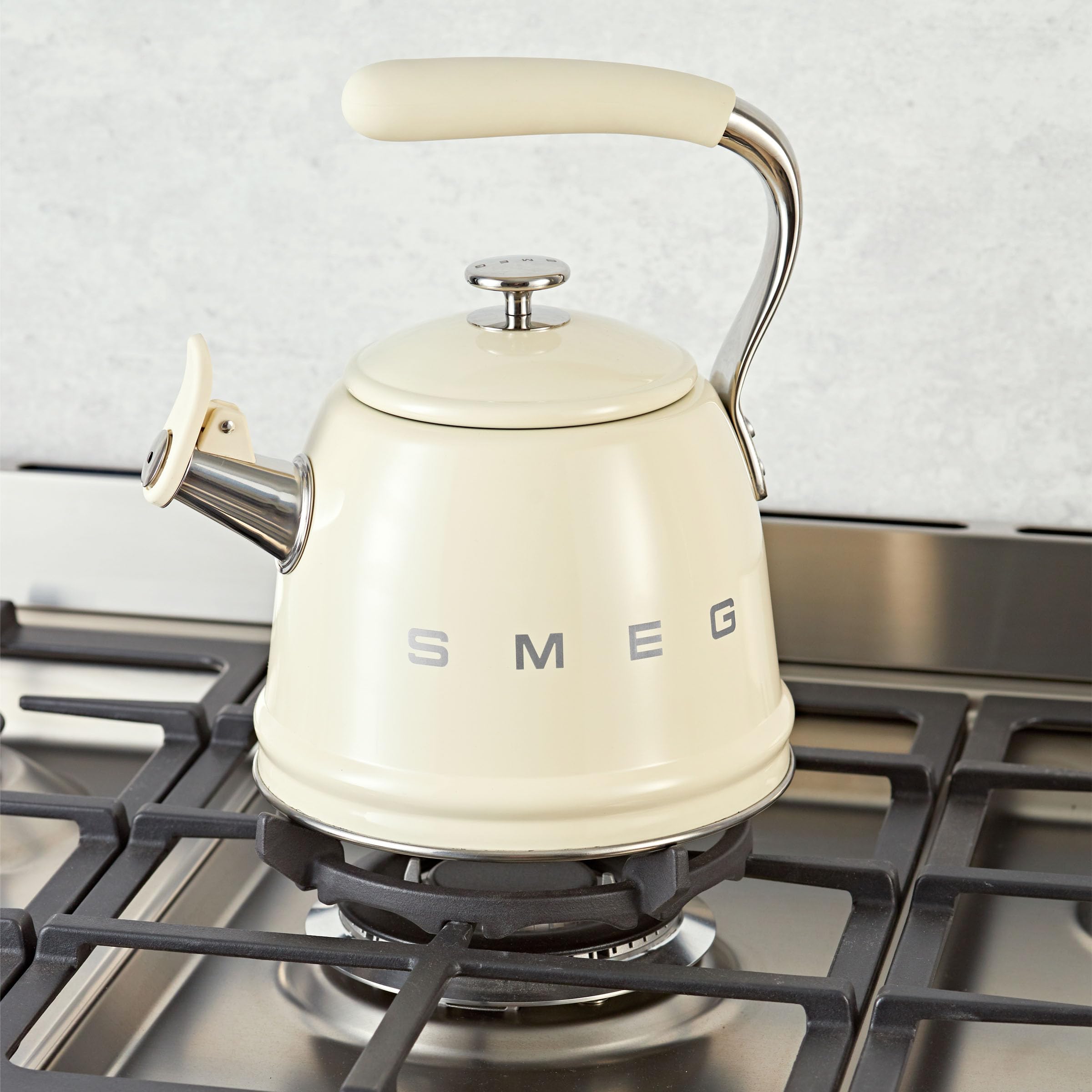 Hervidor con silbato retro para estufa SMEG - 2.4Q (crema)
