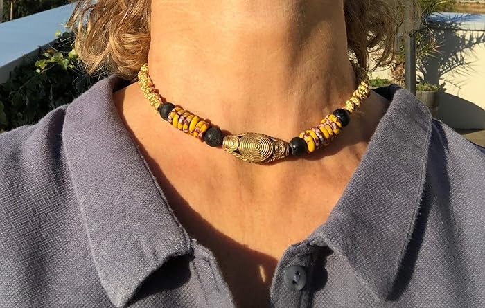 Ethnos Barcelona - Goldfarbenes Metallhalsband mit mehrfarbigem Glas.