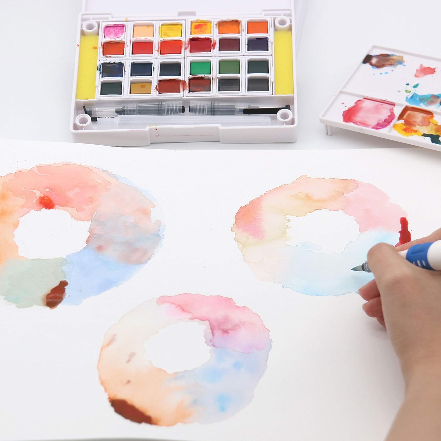 Amazon Co Jp Artify ２４色 水彩 絵の具 セット ブラシ付 マンガ イラスト スケッチ用 ホーム キッチン