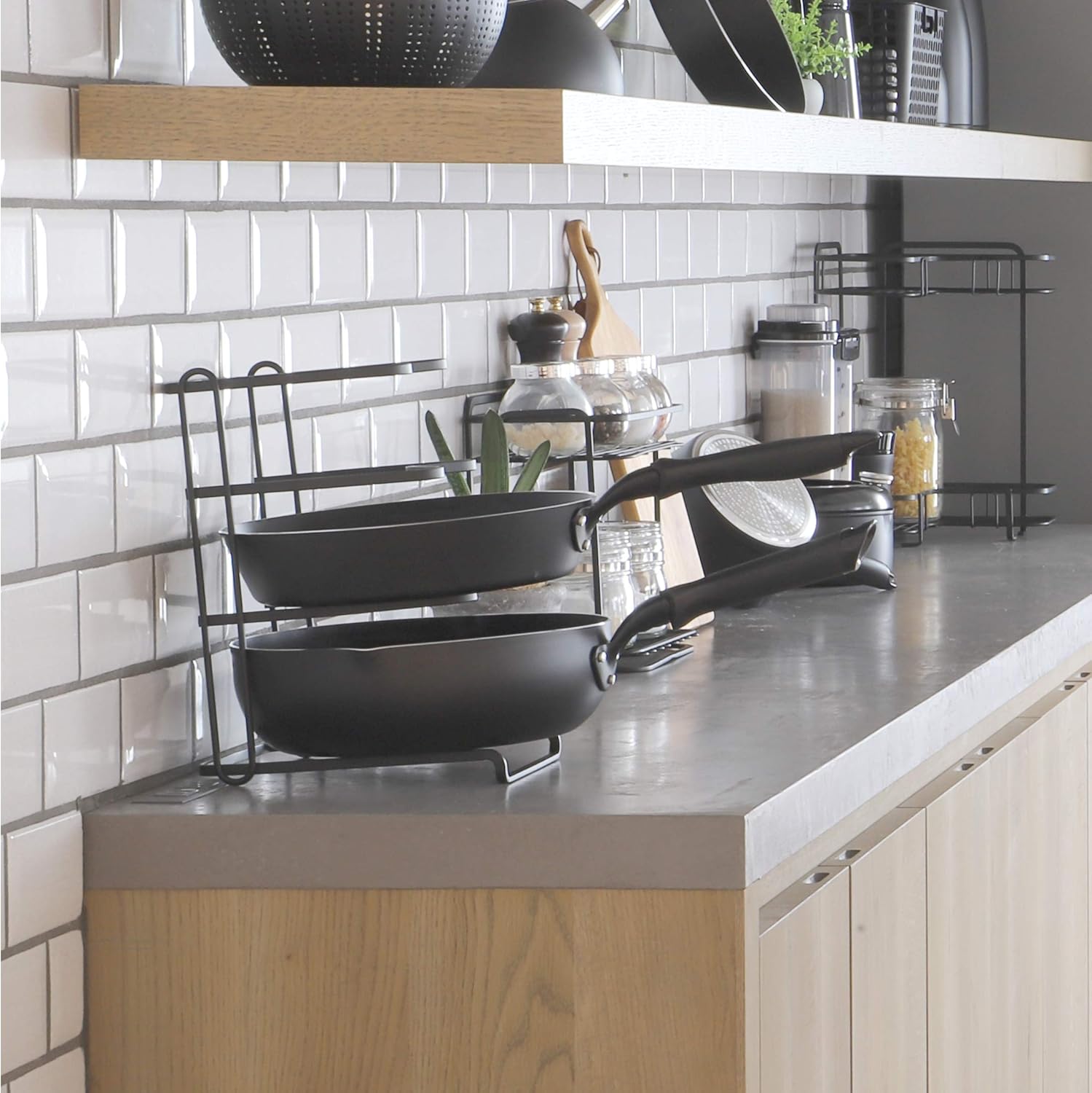 キッチン横スペースに置かれたフライパン