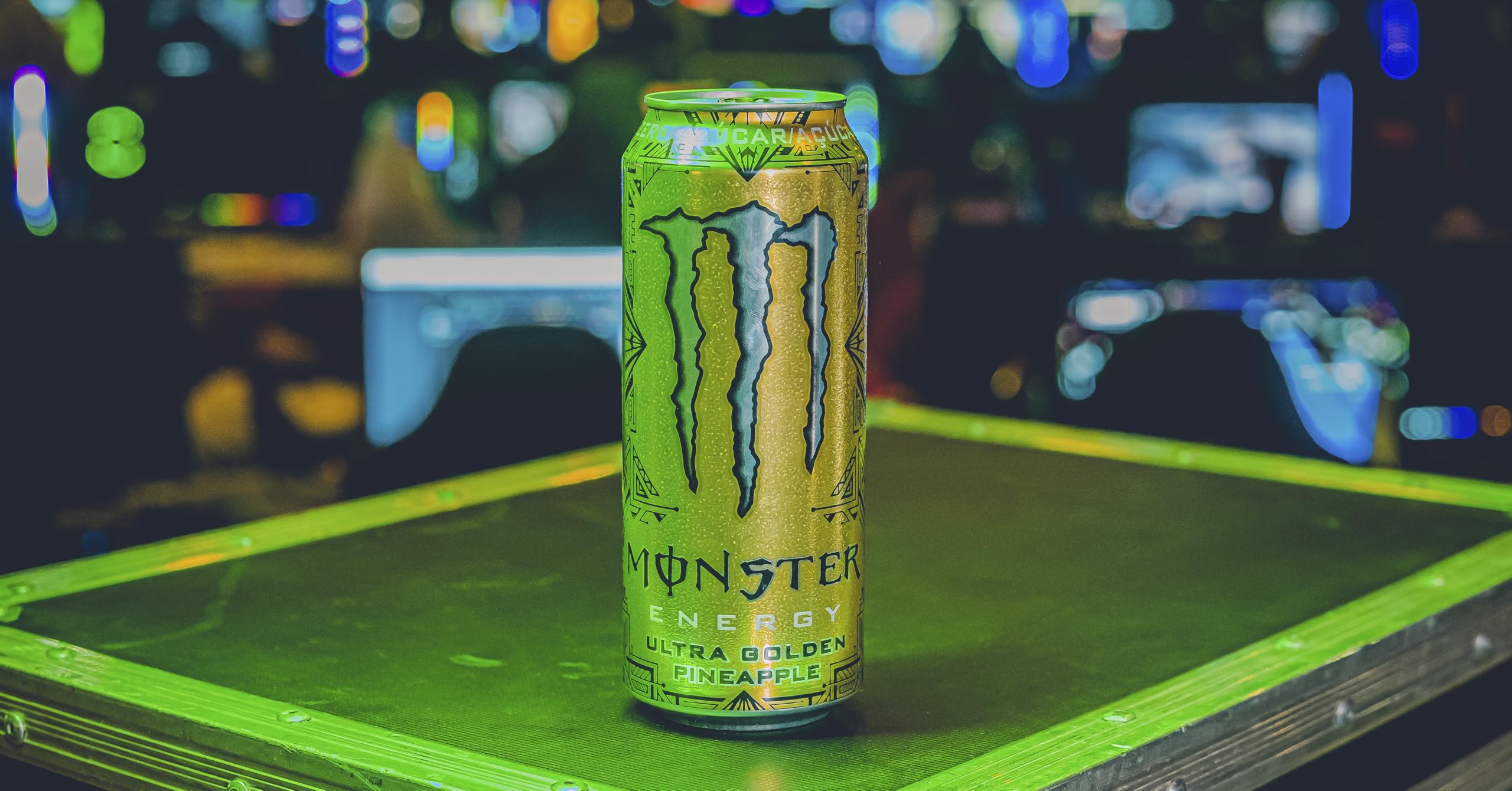 Monster Energy® Ultra Golden Pineapple - koffeinhaltiger Energy-Drink mit fruchtig-leichtem Ananas-Geschmack - full Flavour, zero Zucker, zero Kalorien - in praktischen Einweg Dosen (12 x 500 ml) 4