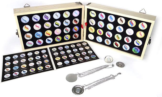 Amazon Co Jp Decalism ポケモン メガストーン 交換可能なチャームディスク マグネットピンベース2個 マグネットペンダントベース2個 ネックレス2個 パインウッドボックス入り 48個セット 服 ファッション小物