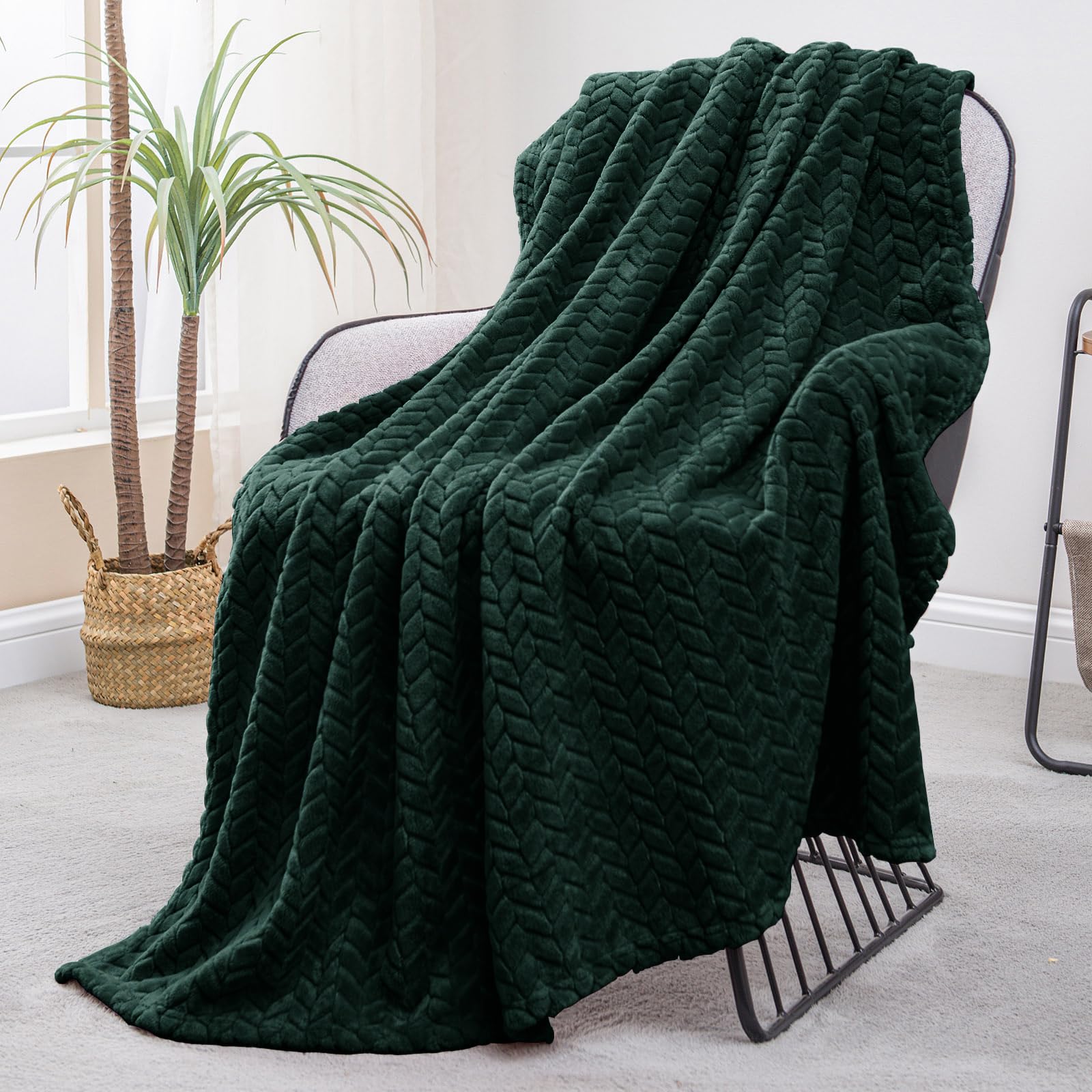 Exclusivo Mezcla Fleece Throw Blanket for Sofa and Bed, 127x178 CM Soft Cozy Jacquard Flannel Blankets, Lightweight Fuzzy Plush Warm Throws for All Seasons, Forest Green