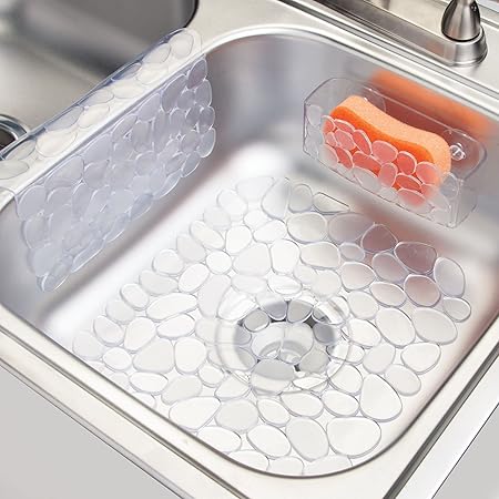 mDesign 3-teiliges Spülbeckenzubehör in Kieselstein-Optik – praktische Spülbeckeneinlage, Trennwand-Schutz und Schwammhalter 