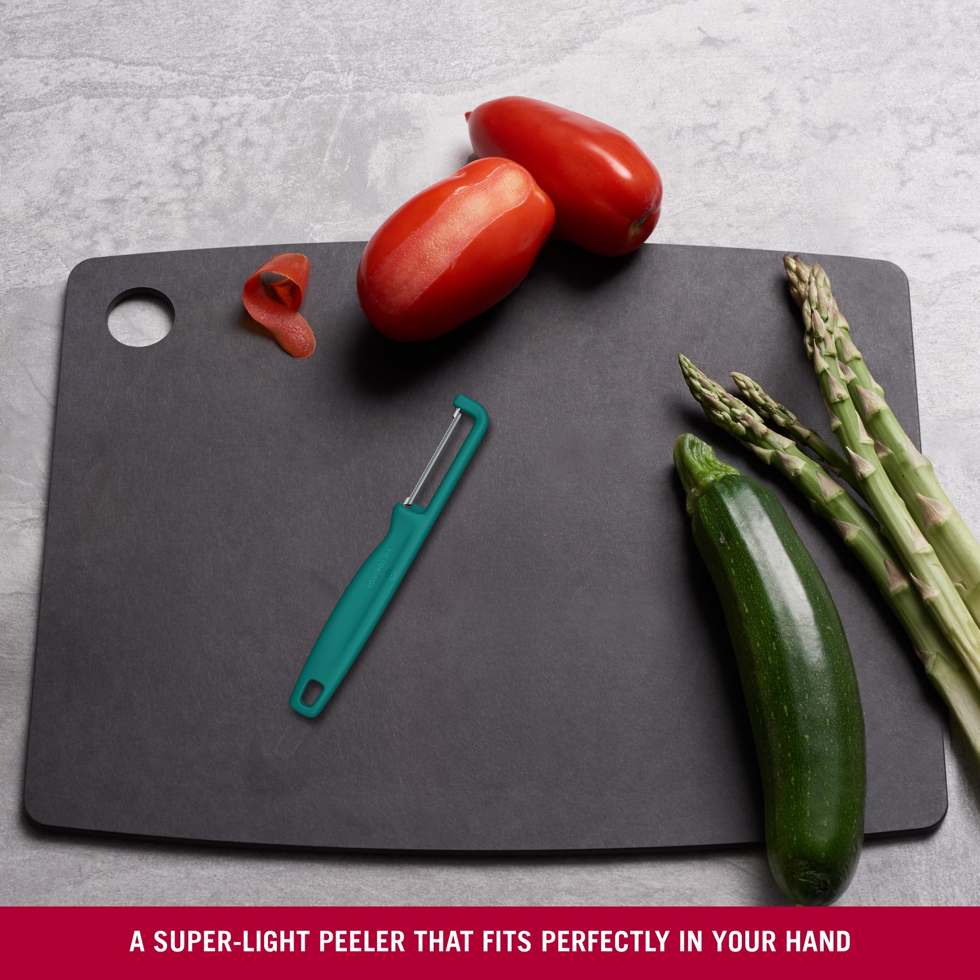 Victorinox Sparschäler "Iota", Schäler für Gemüse, Obst, Zackenschliff, Zweischneidig, Extra Scharf, Swiss Made, grün 2