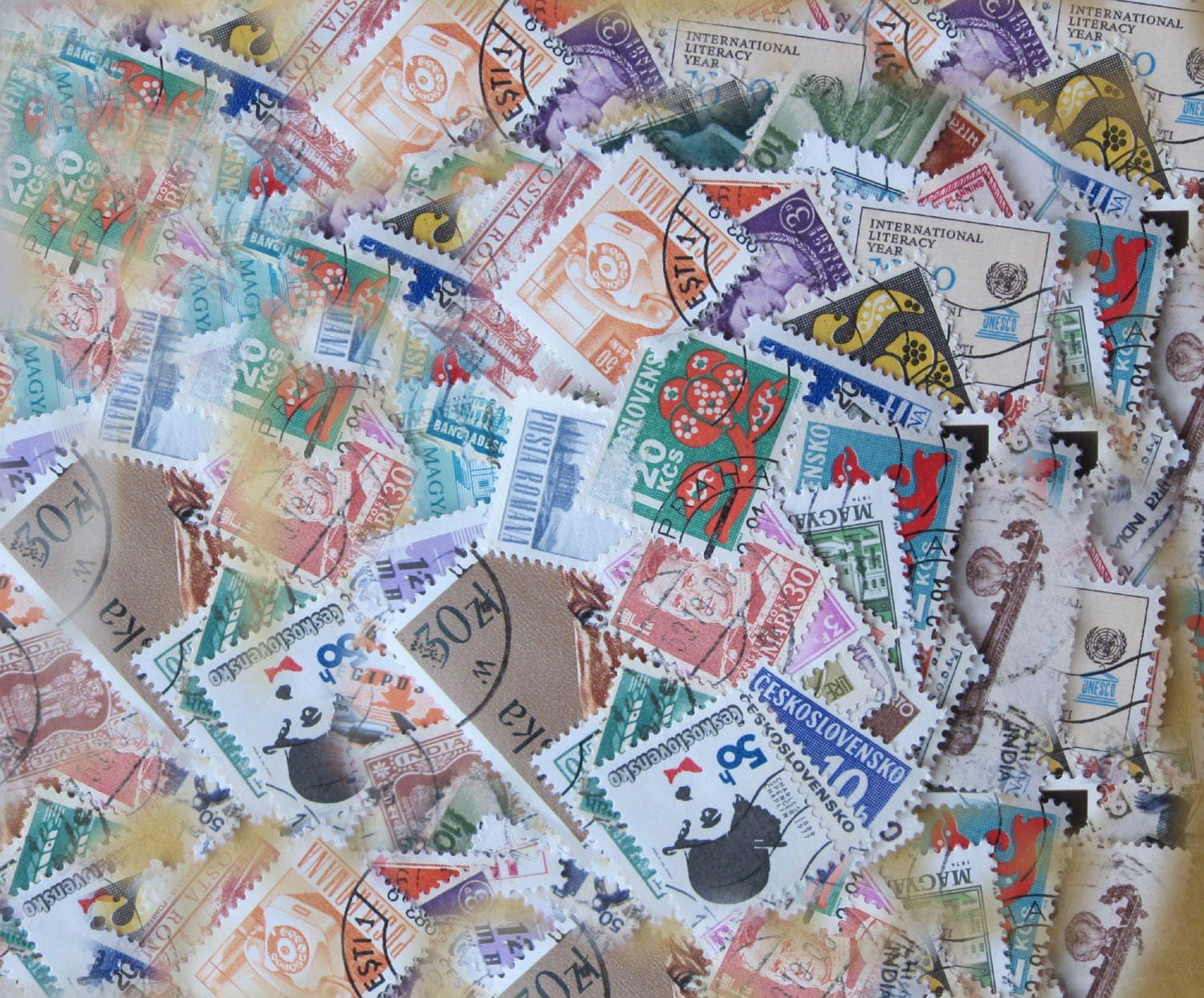 Packet of 1000 stamps. A great start for any collector. Lots of countries.