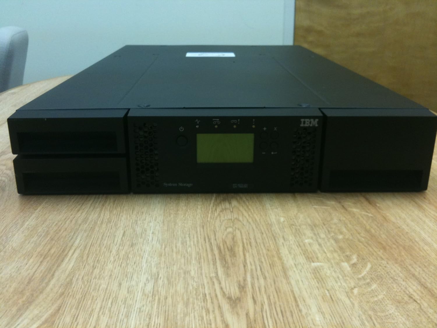 IBM System Storage TS3100 Tape Library Model L2U 8800GB autocargador y