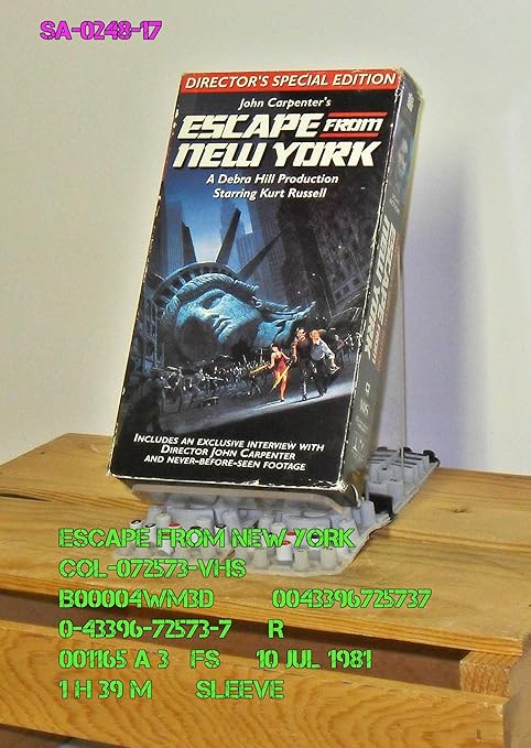 Amazon Com Escape From New York Vhs Kurt Russell Lee Van Cleef Ernest Borgnine Donald Pleasence Isaac Hayes Season Hubley Harry Dean Stanton Adrienne Barbeau Tom Atkins Charles Cyphers Joe Unger Frank Doubleday