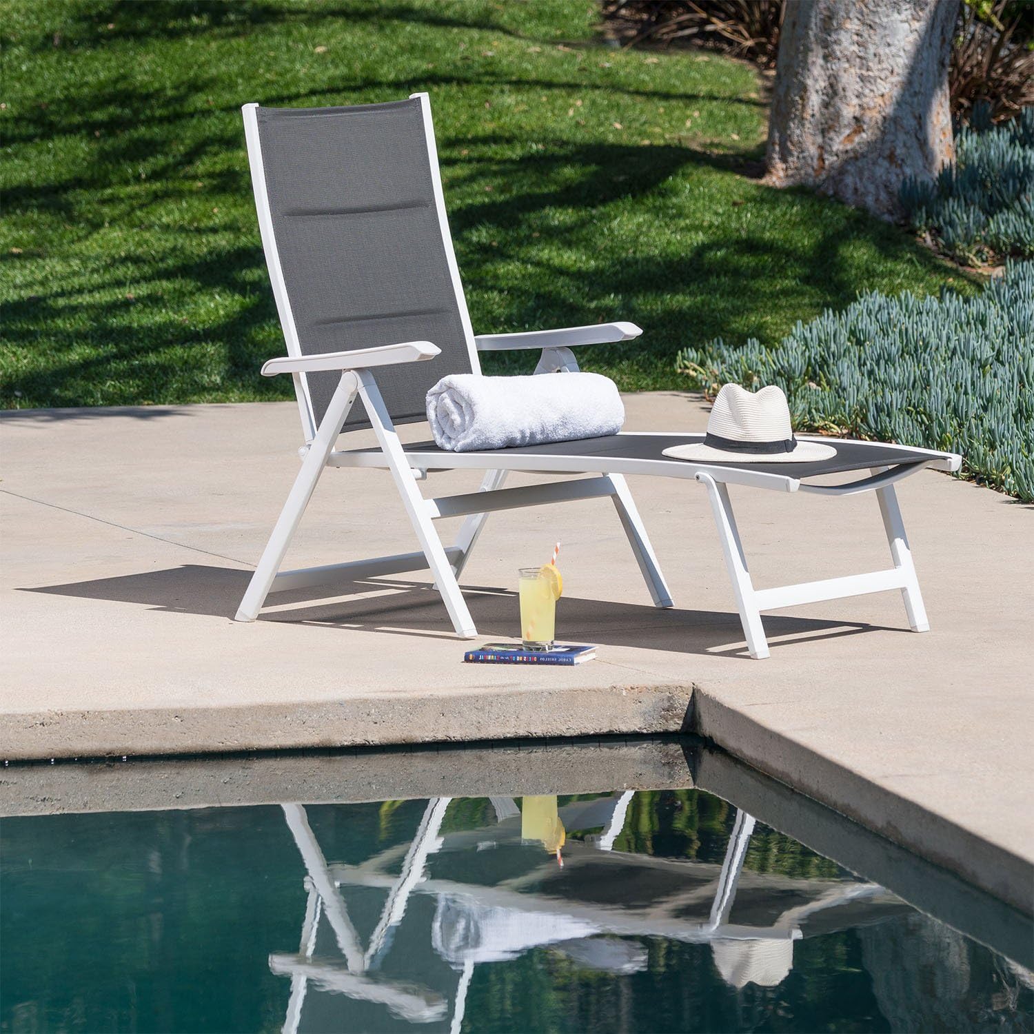 Amazon Com MÅd Furniture Everchs W Gry W Everson Padded Sling Folding Chaise Lounge White Outdoor Furniture Gray Garden Outdoor