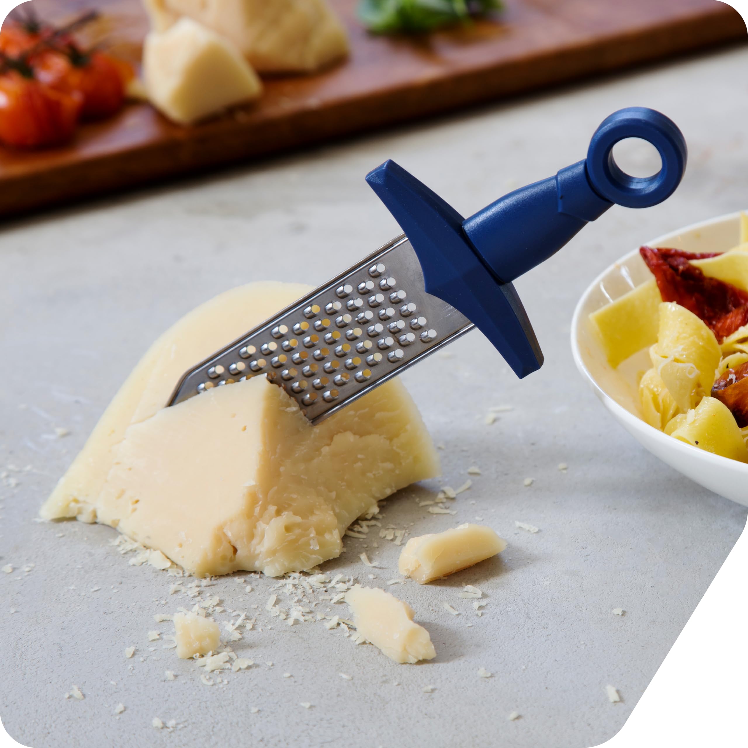Peleg Design Gratiator – Kleine Käsereibe im Schwertdesign – Edelstahl Reibe für Parmesan, Muskatnuss, Ingwer und Gemüse – Zitronenreibe mit Zestenreißer und robustem Kunststoffgriff 6