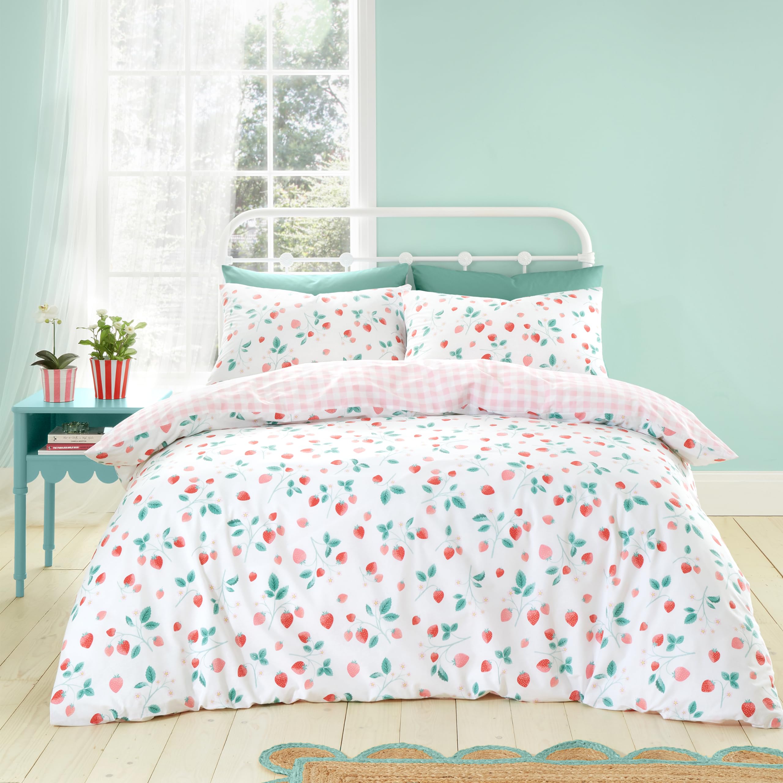 Catherine Lansfield Strawberry Garden Reversible King Duvet Cover Set with Pillowcases White Red