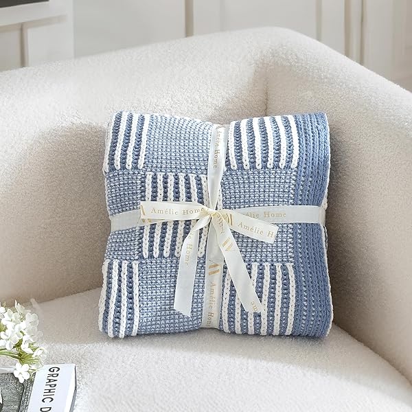 AMÉLIE HOME KNIT THROW BLANKET, SOFT CHENILLE COZY BREATHABLE DUAL TONE CHECKERED CHUNKY DECORATIVE BLANKET FOR COUCH, BED & SOFA, FRENCH LIGHTWEIGHT WARM GIFT FOR WOMEN, WASHED BLUE, 60″X80″