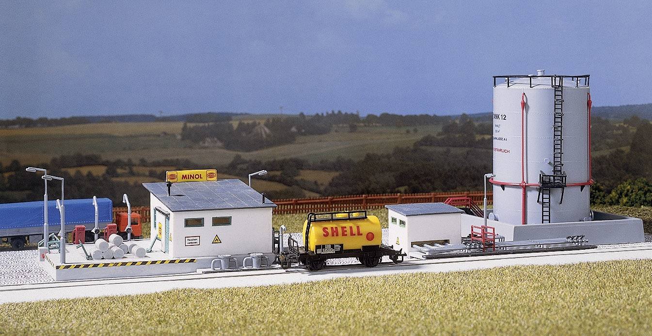 Auhagen 12264 Farm with Tall Tank Modelling Kit (Small)