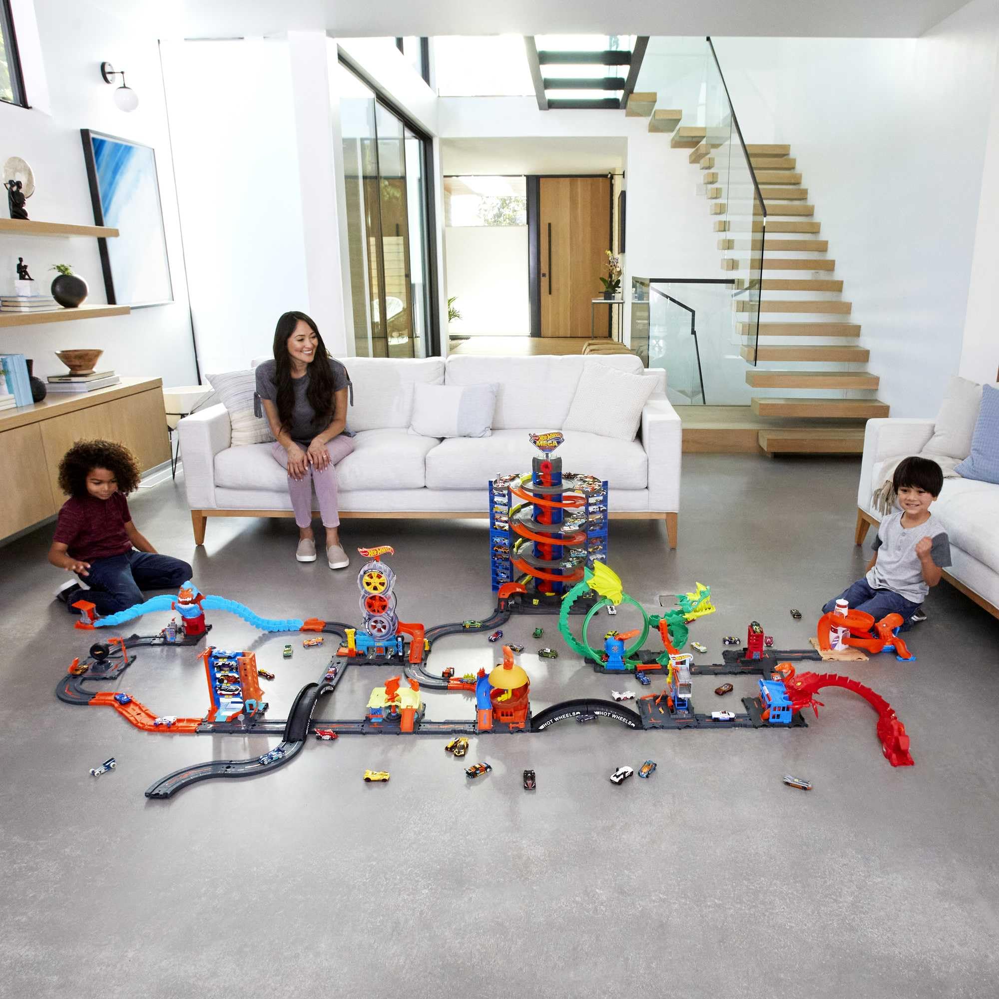 Hot Wheels Toy Car Straight Track Set with 37 Component Building Parts & 1:64 Scale Vehicle