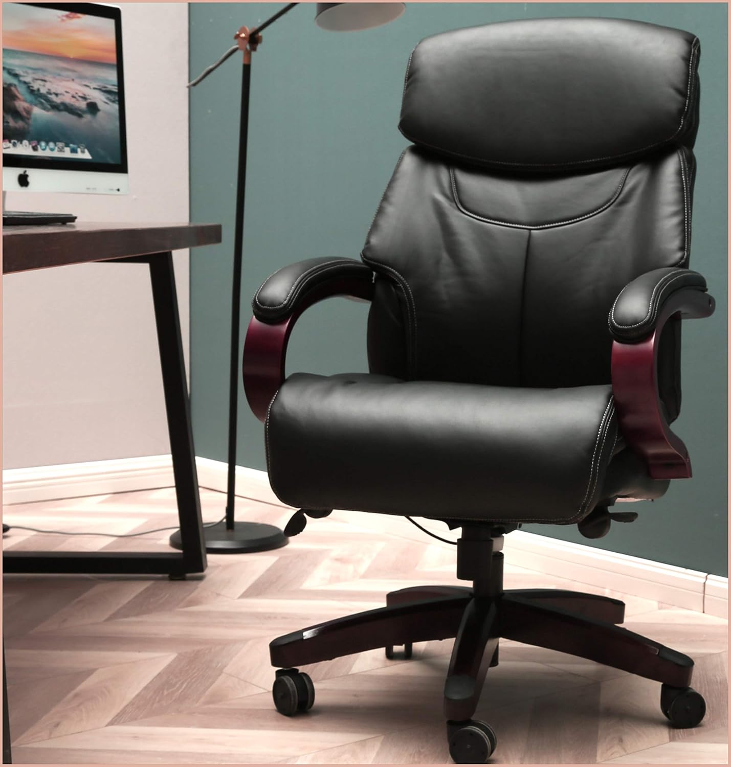 Silla de oficina ejecutiva de piel con brazos giratorios de madera y