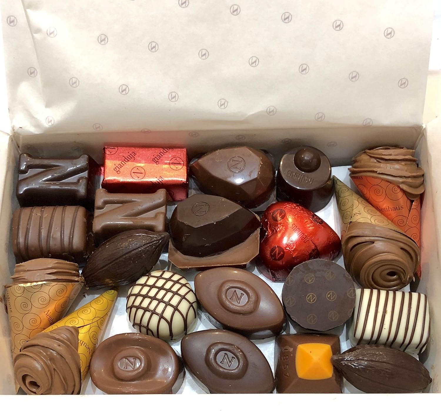 Amazon ノイハウス Neuhaus ベルギーチョコレート 王室御用達 Classic Box 750g Praline ノーブランド品 チョコレート 通販