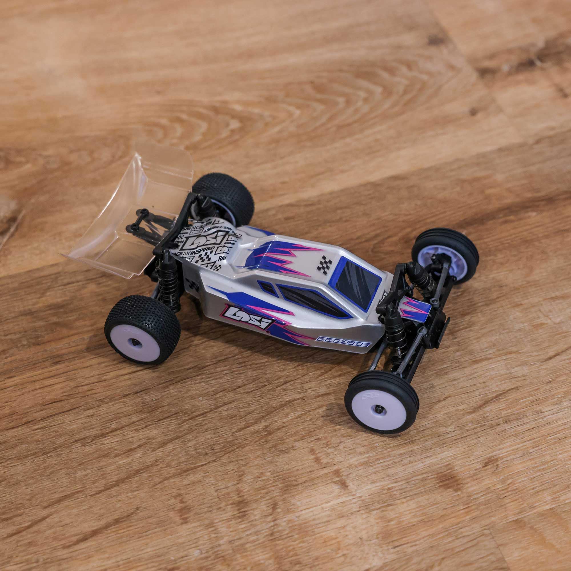 LOSI Micro-B 2WD Buggy, Heckantrieb, Öldruckfederbeine, Aluminium Chassis, inkl. Akku und Ladegerät 7