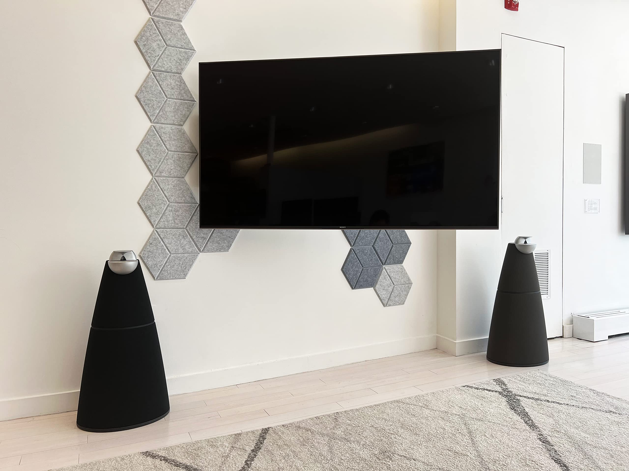 ynVISION.DESIGN Swing Wall Mount Bracket for 32
