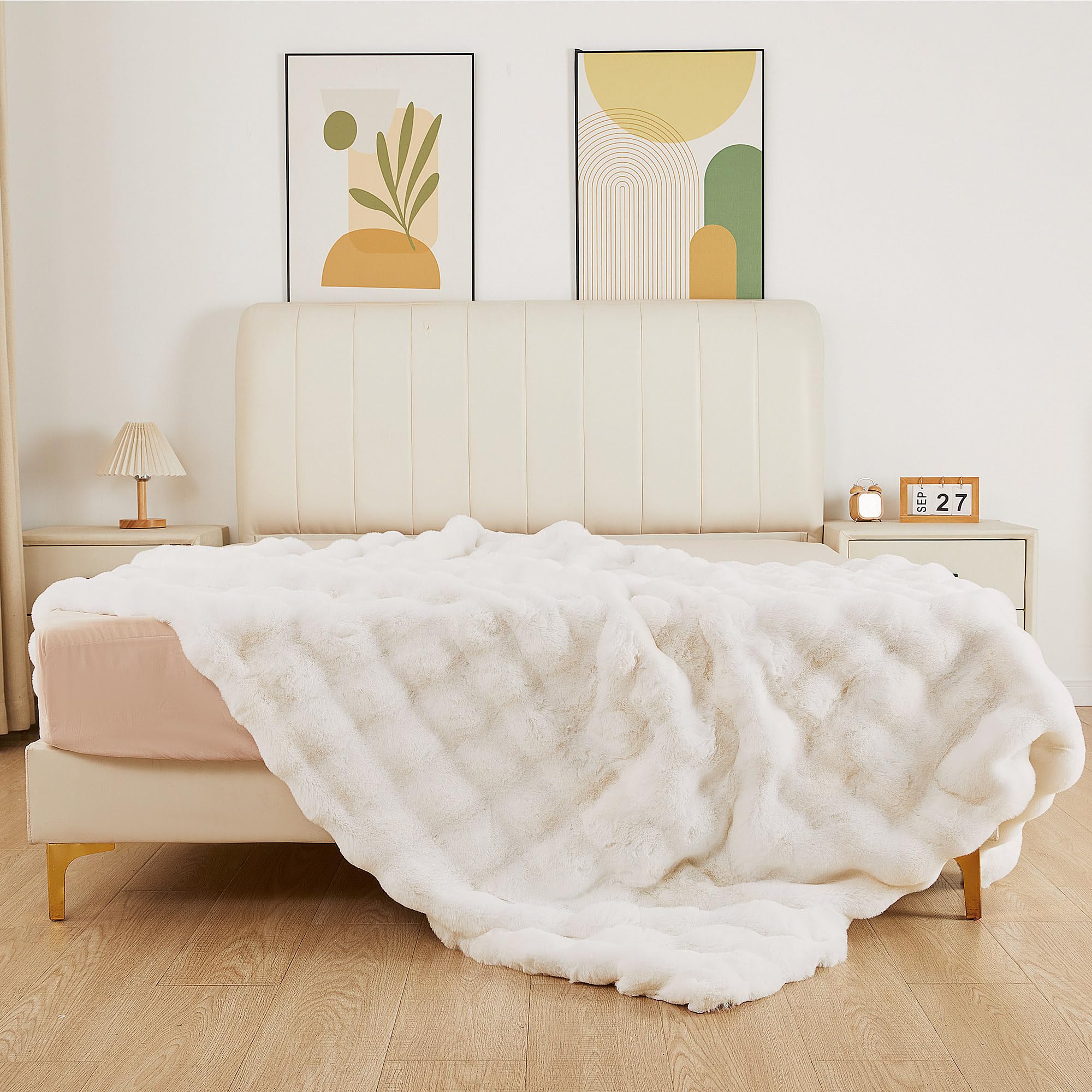 ORINOVA Flauschige Decke Beige 130x150 cm Kunstfell Kuscheldecke Flauschig Felldecke Warm Decken Plüschdecke Sofadecke Kuschelig Wohndecke Bett Fleecedecke 8