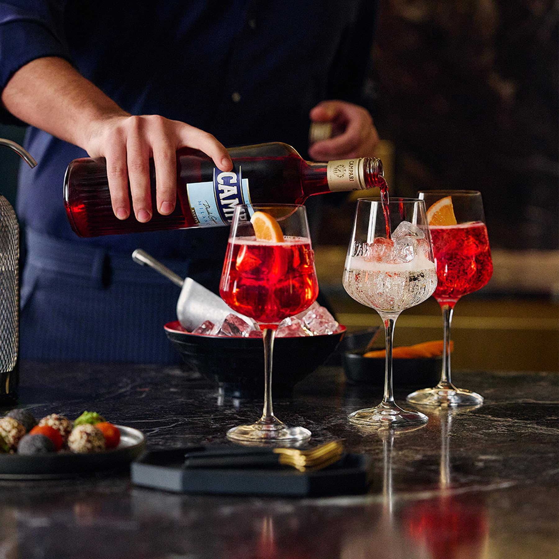 Campari Bitter Aperitif - Der italienische Aperitif und Cocktail Klassiker - Das Original für Negroni, Spritz & Soda Varianten - Mit 25 Vol.-% Alkohol - 0,7 L 5
