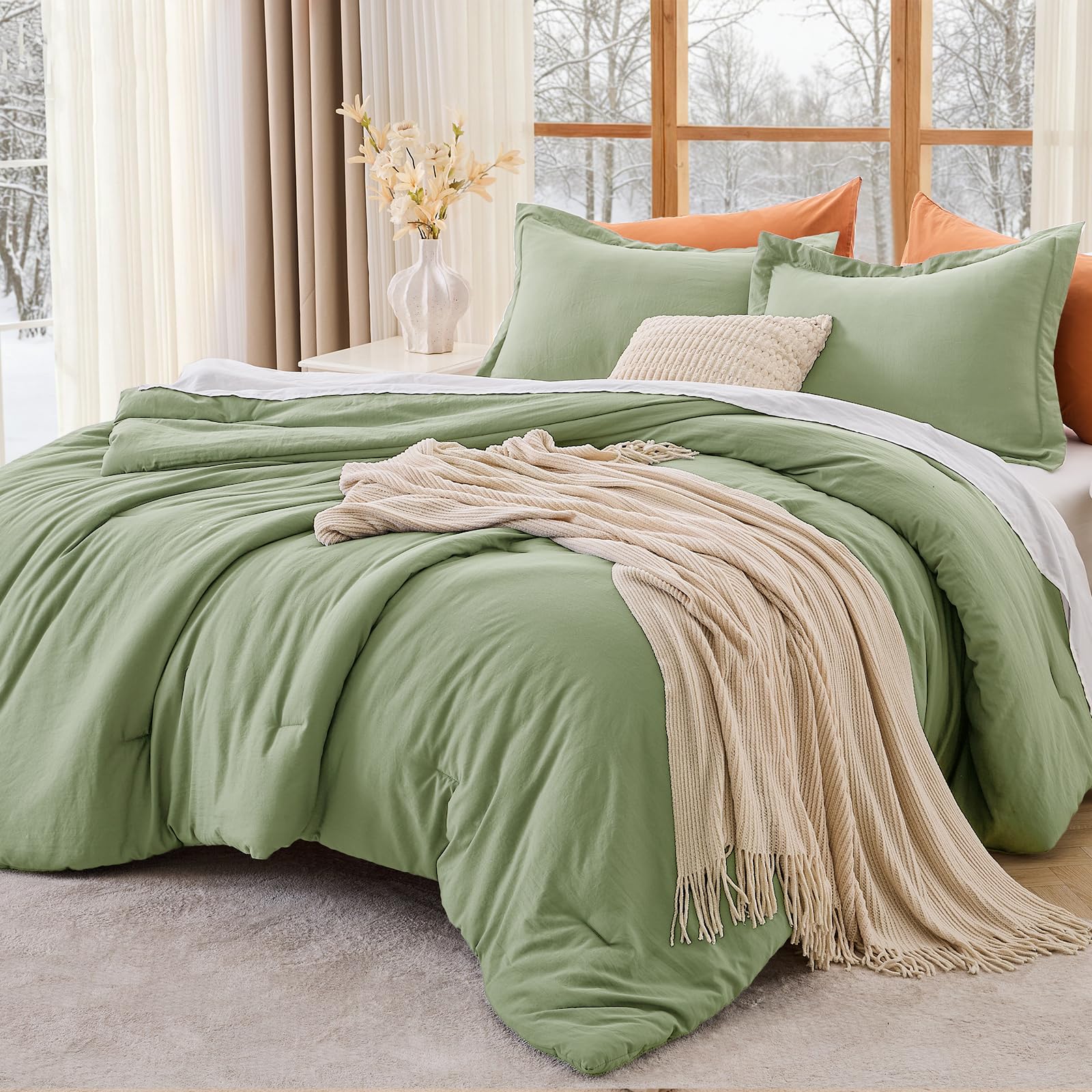 MUXHOMO Green Queen Comforter Set, All Season Ultra Soft Down Alternative Bedding - 3 Piece Lightweight Bed Set Includes 1 Comforter (90"x90") and 2 Pillow Shams (20"x26") Image