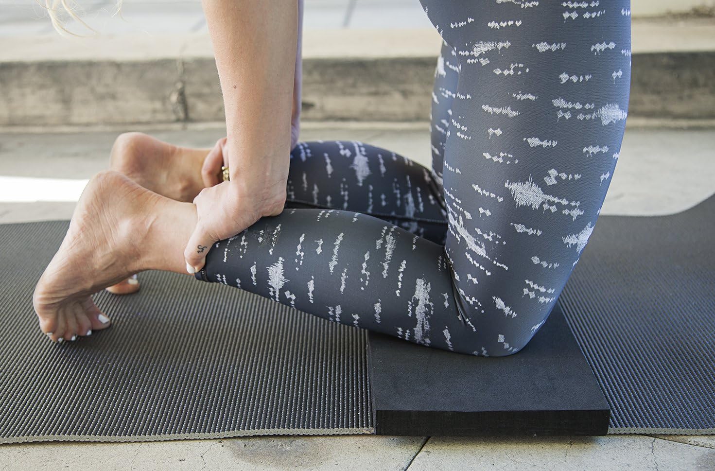 XCEL 26" Yoga Knee Pad - Large Exercise Pad for Knee, Elbow and Wrist - Extra Thick 1 inch for Pain Free Yoga, Black : Sports & Outdoors