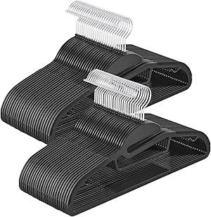 SONGMICS Kleiderbügel Kunststoff, 50er Set, Bügel mit U-förmiger Öffnung, platzsparend, 0,5 cm dick, 41,5 cm breit, um 360° drehbarer Haken, schwarz CRP041B05